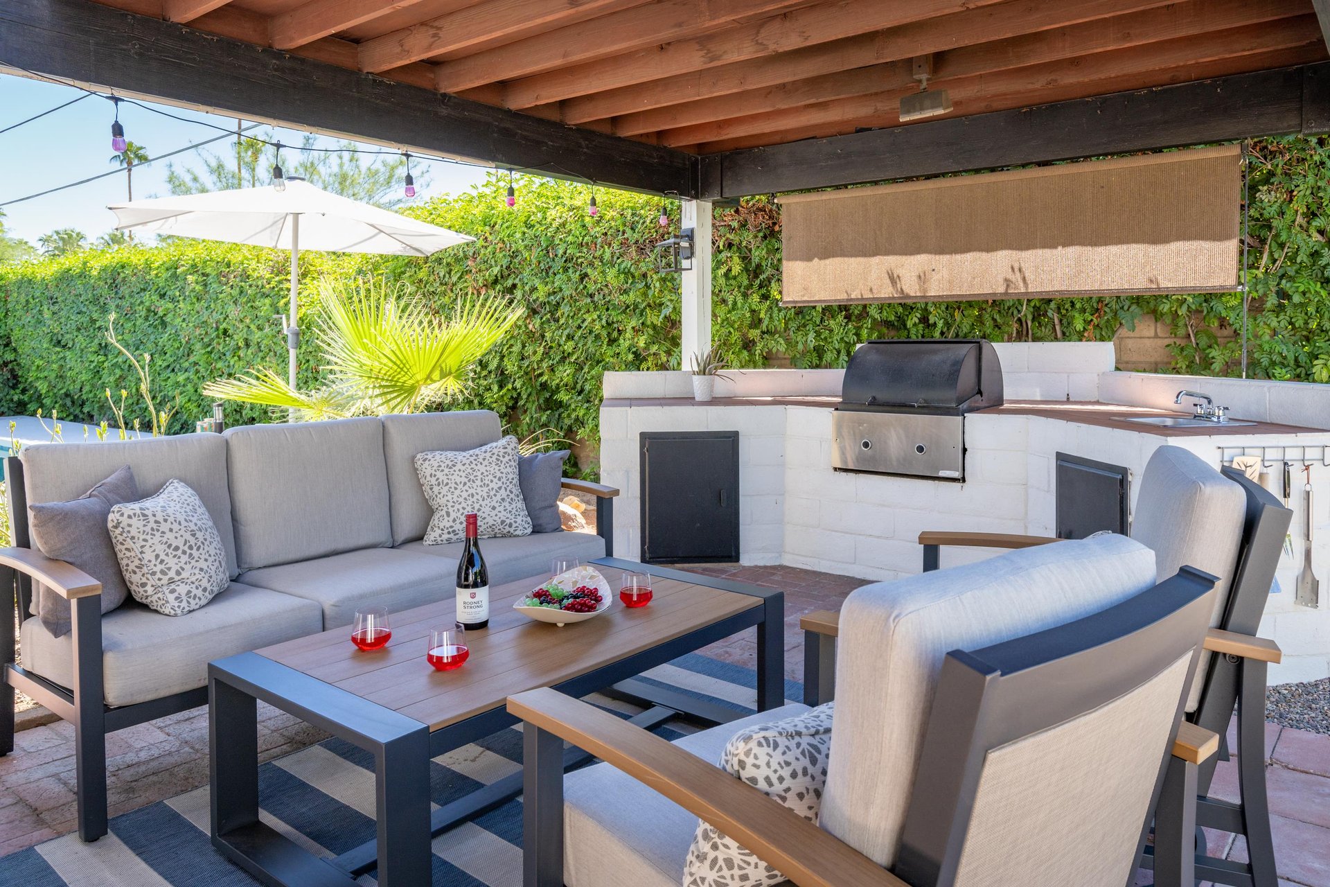 Covered outdoor lounge area with Outdoor kitchen