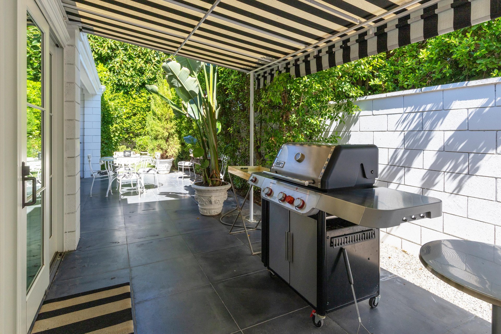 Side yard with BBQ and al fresco dining