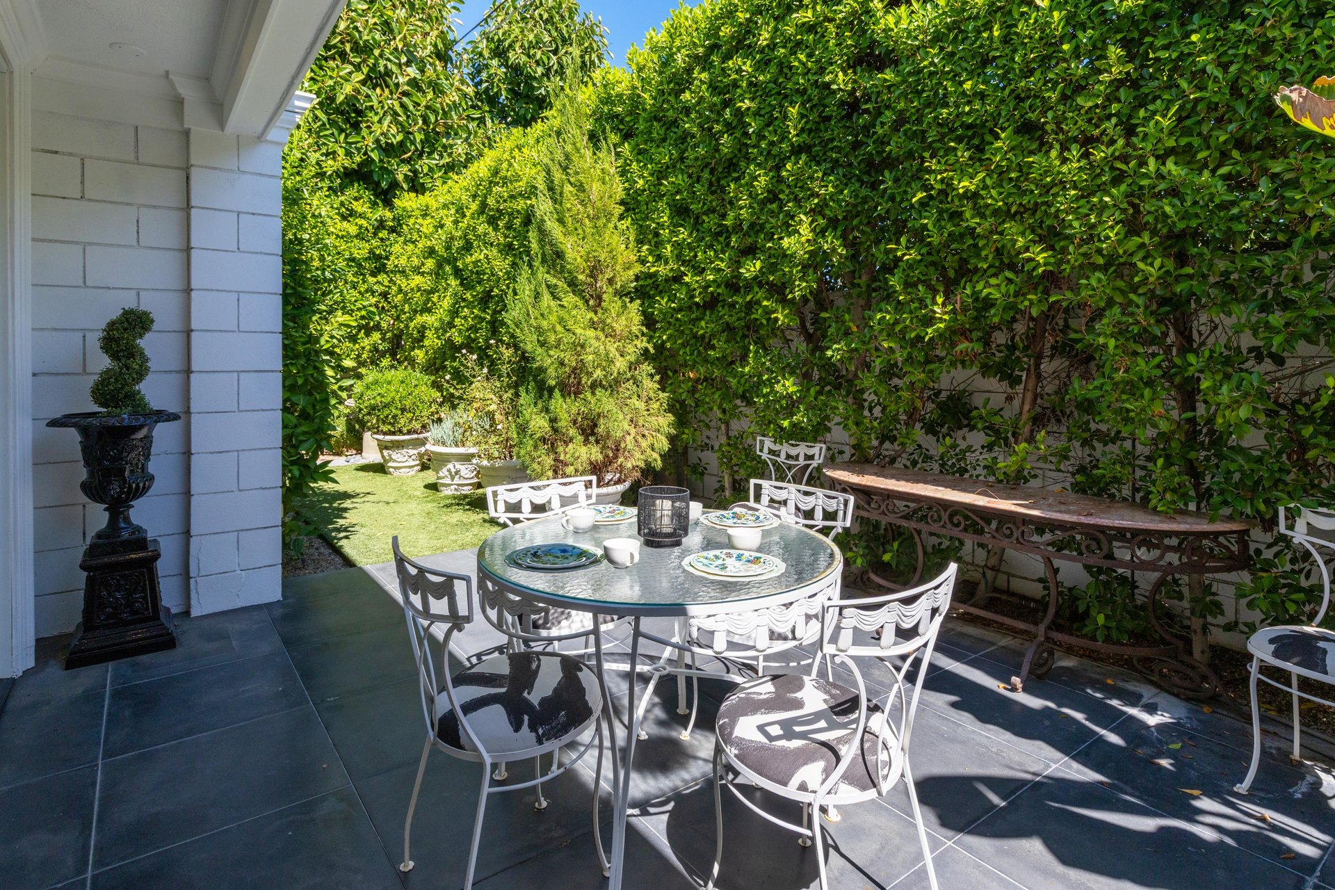 Al fresco dining for 6