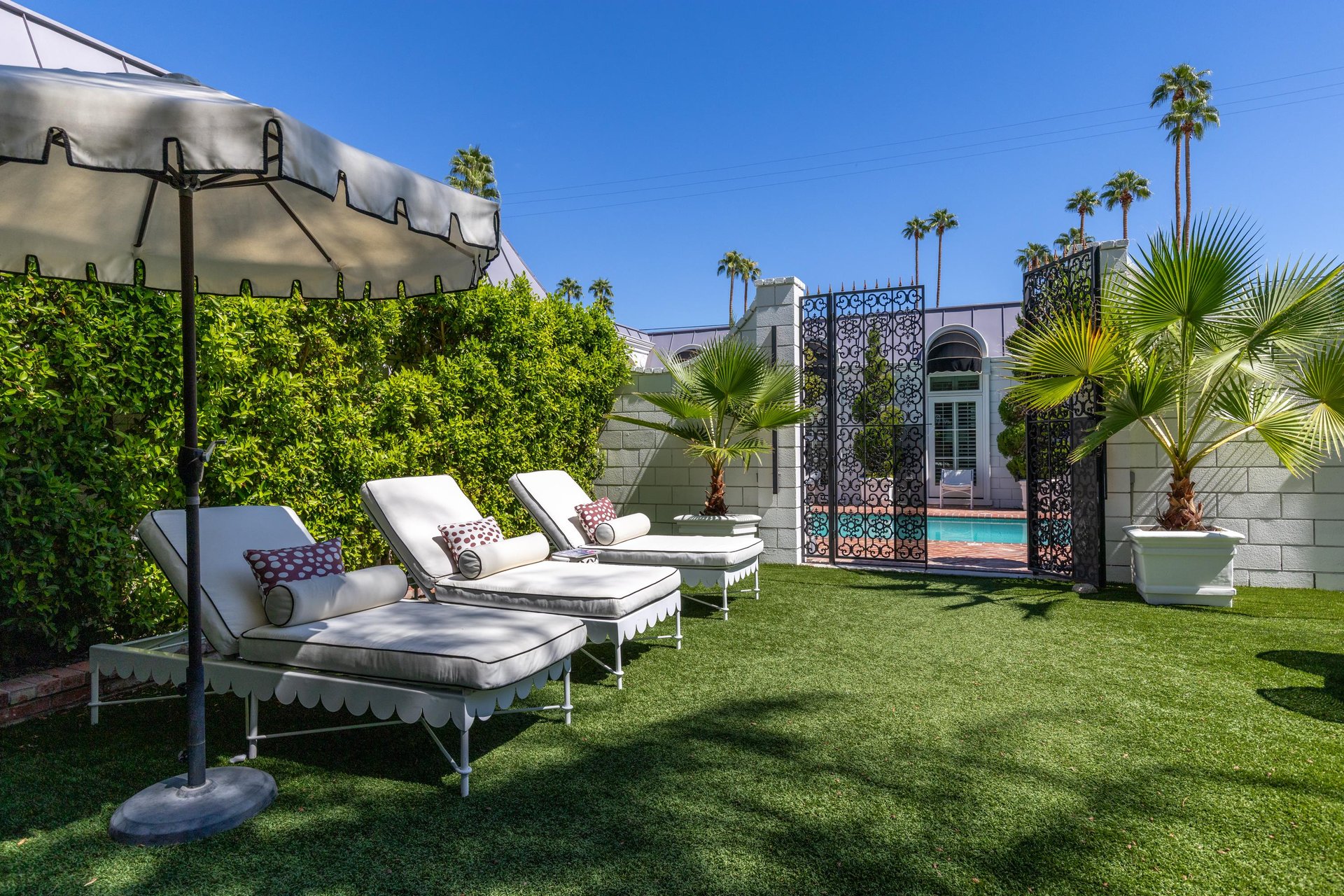 Luxury chaise lounge chairs