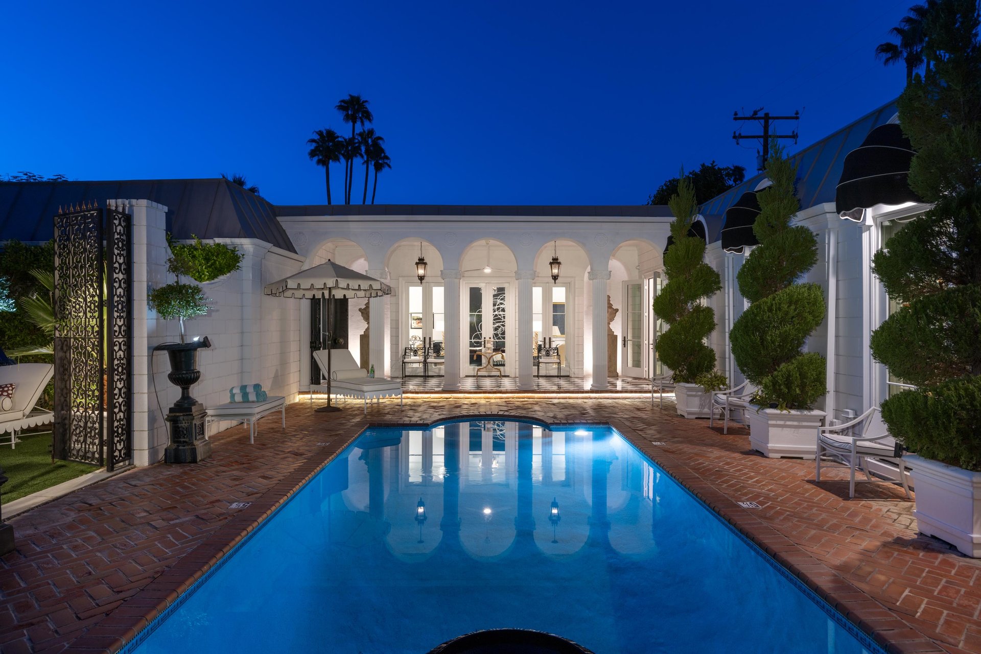 Gorgeous pool lighting