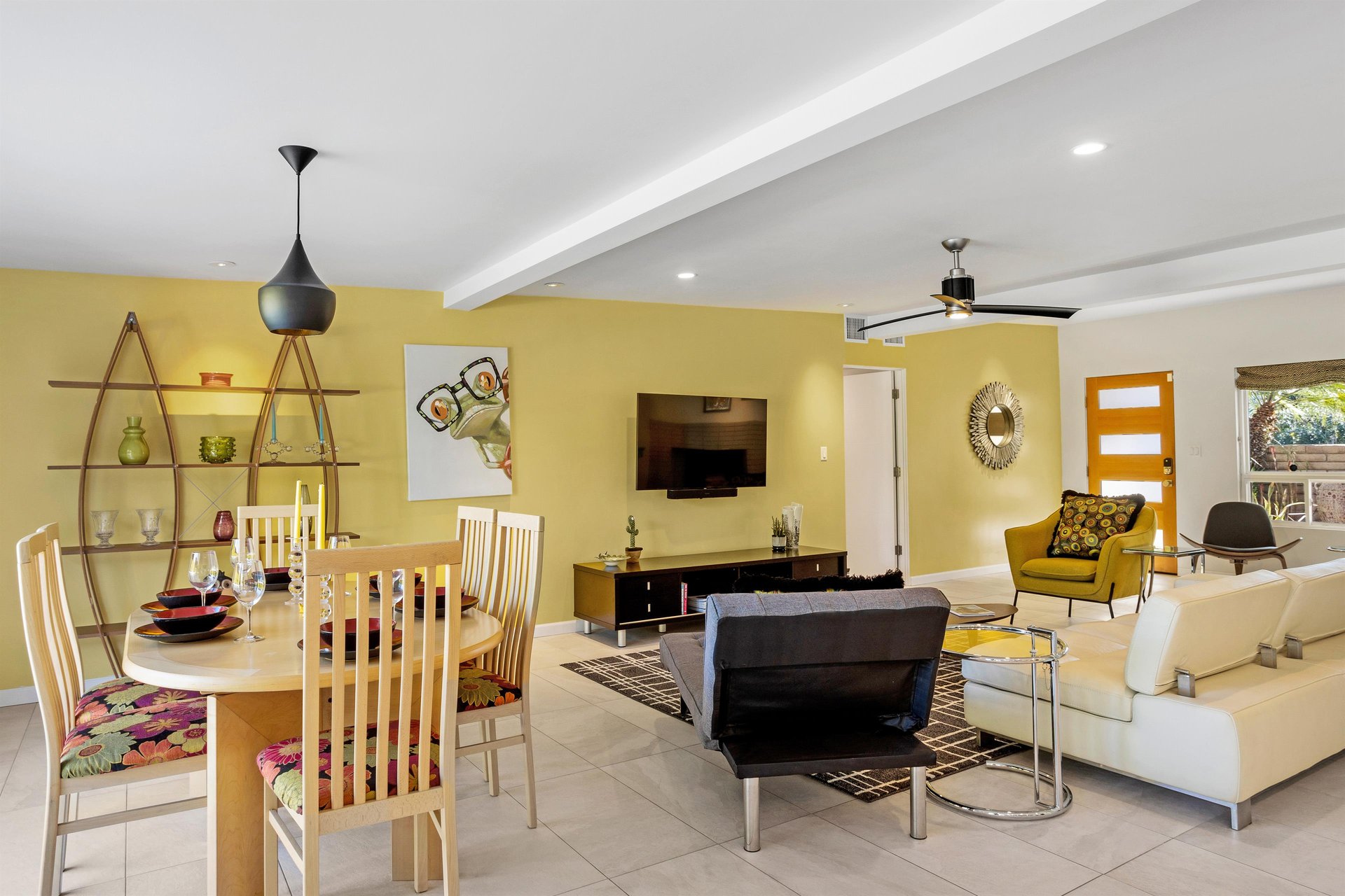 Freeflowing floorplan