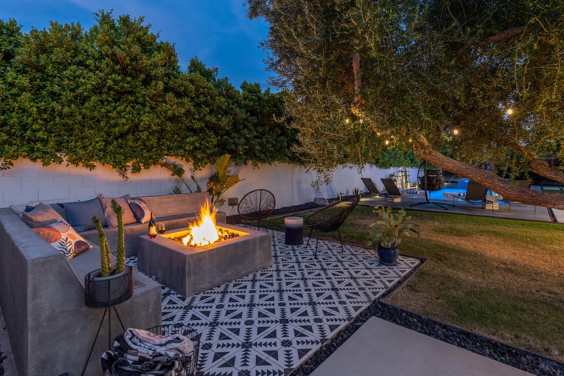 Above ground fire pit