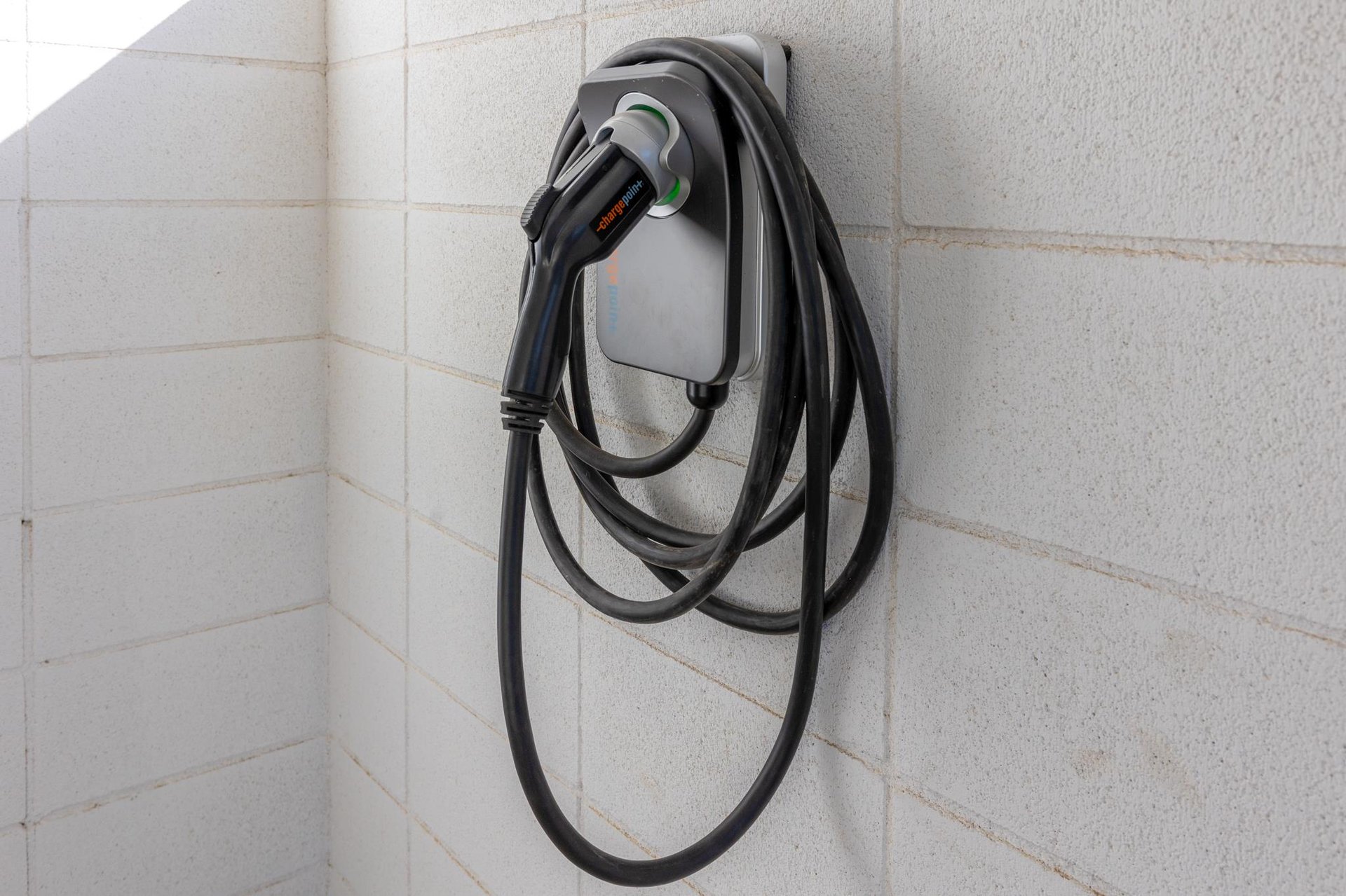 Universal electric charginig station