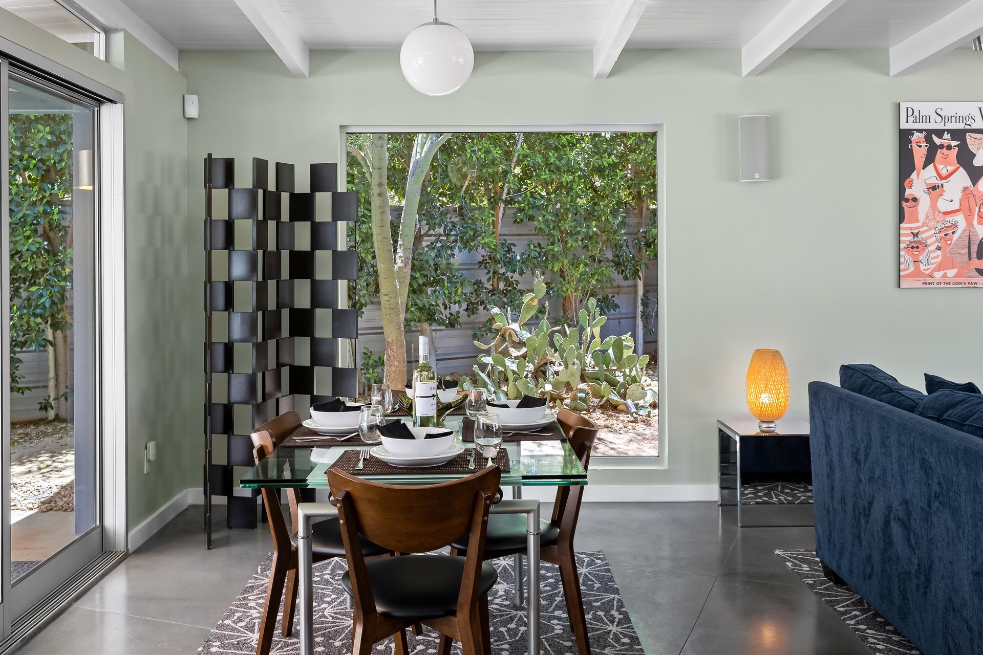 Dining room with space for 6