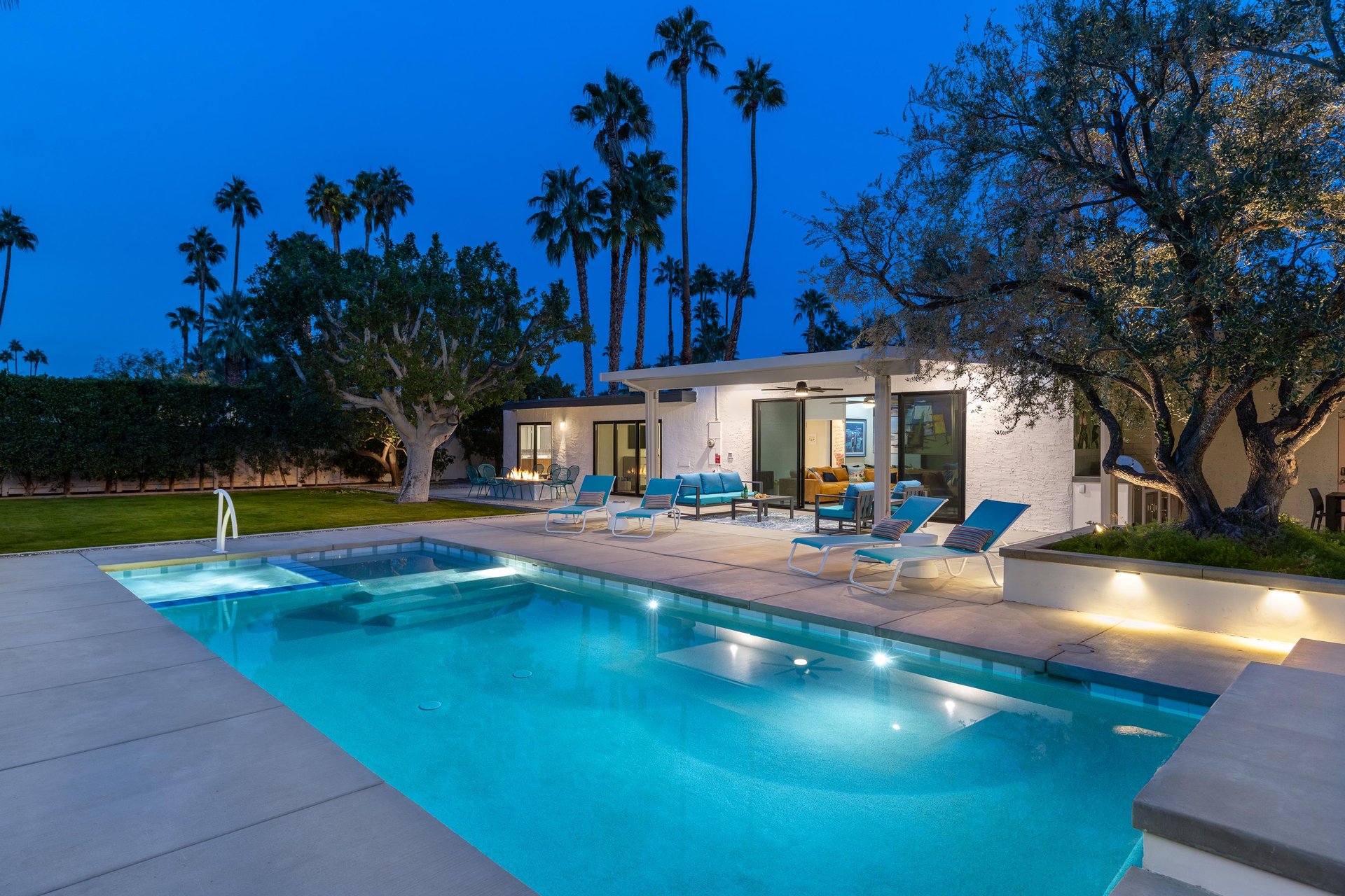 Gorgeous Pool lighting at Poolside Gossip