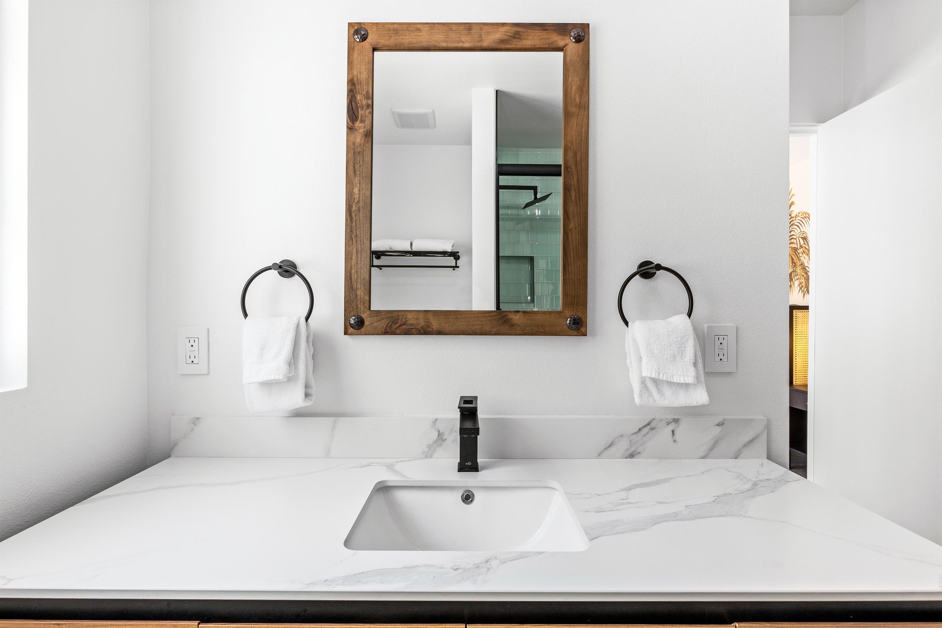 Sparkling guest bath