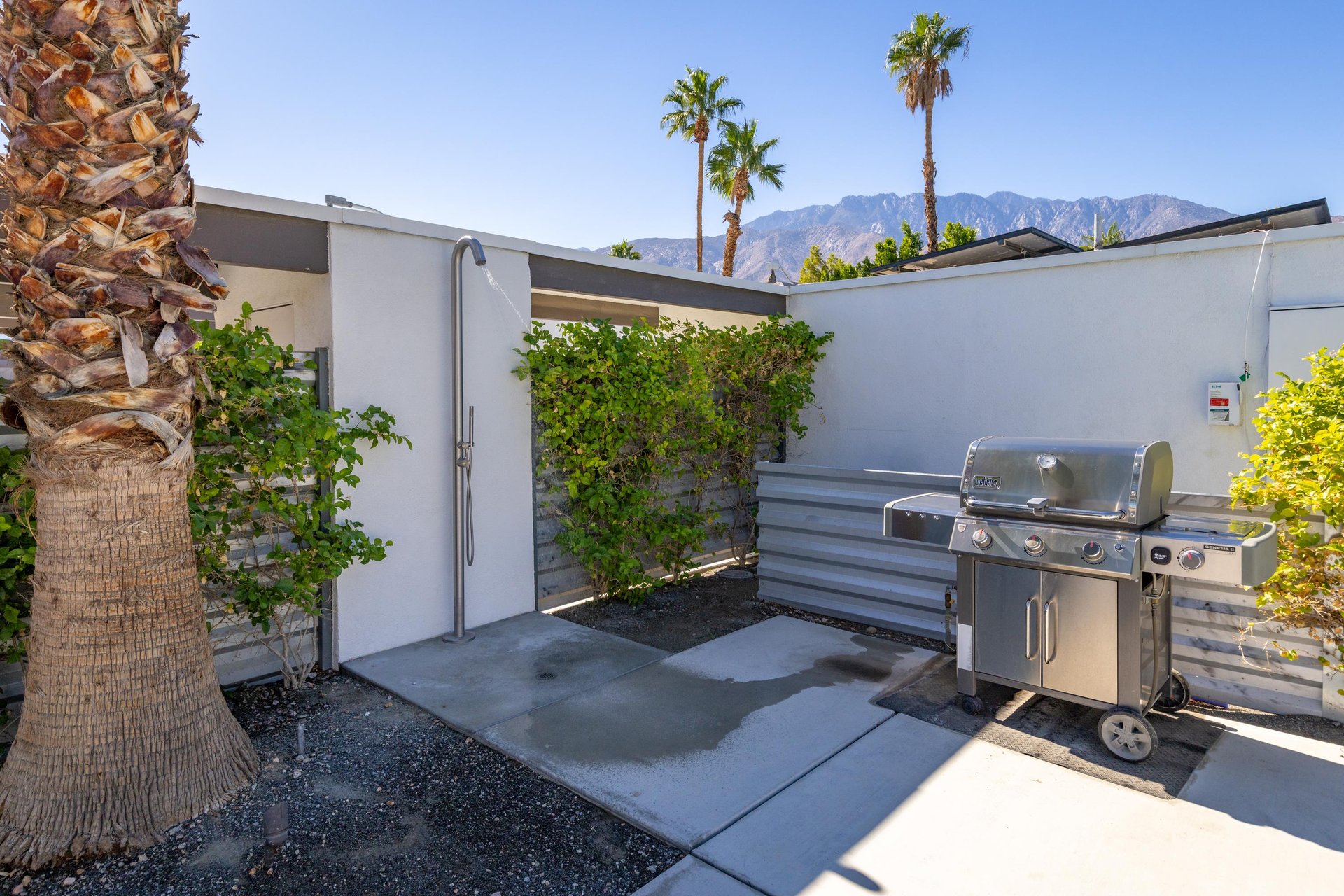 Gorgeous BBQ with Outdoor Shower