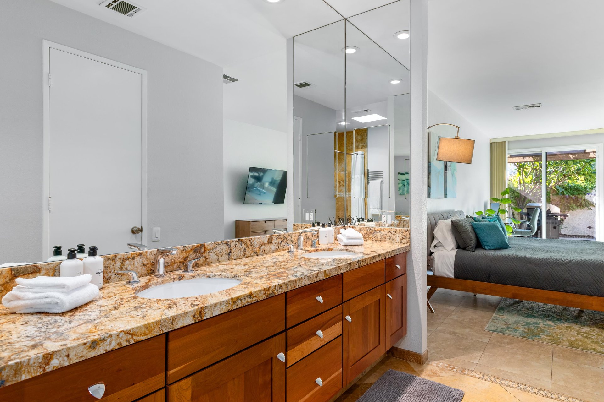 Primary en suite bathroom