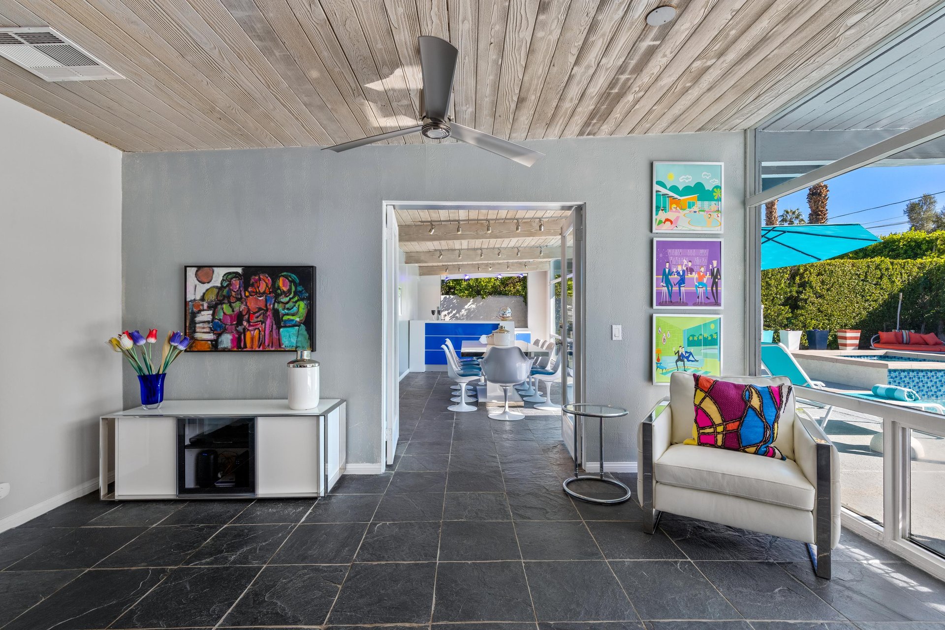 Open floor concept between the kitchen, living room and dininig room