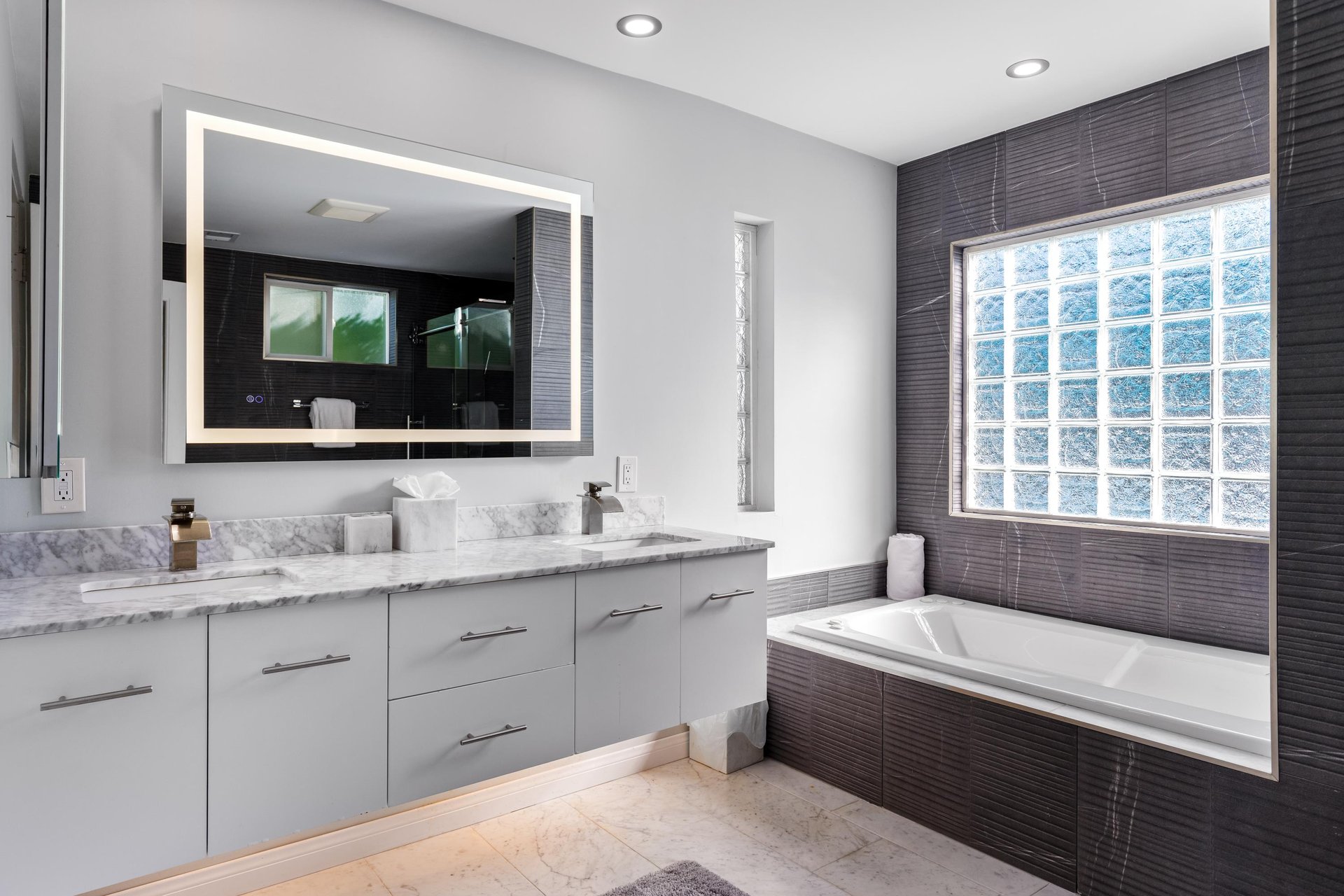 Primary en suite bath with dual vanity sinks