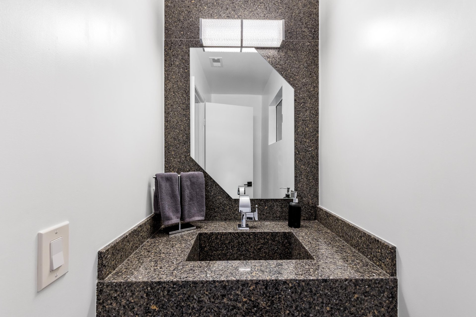 Convenient halfbathroom next to the kitchen