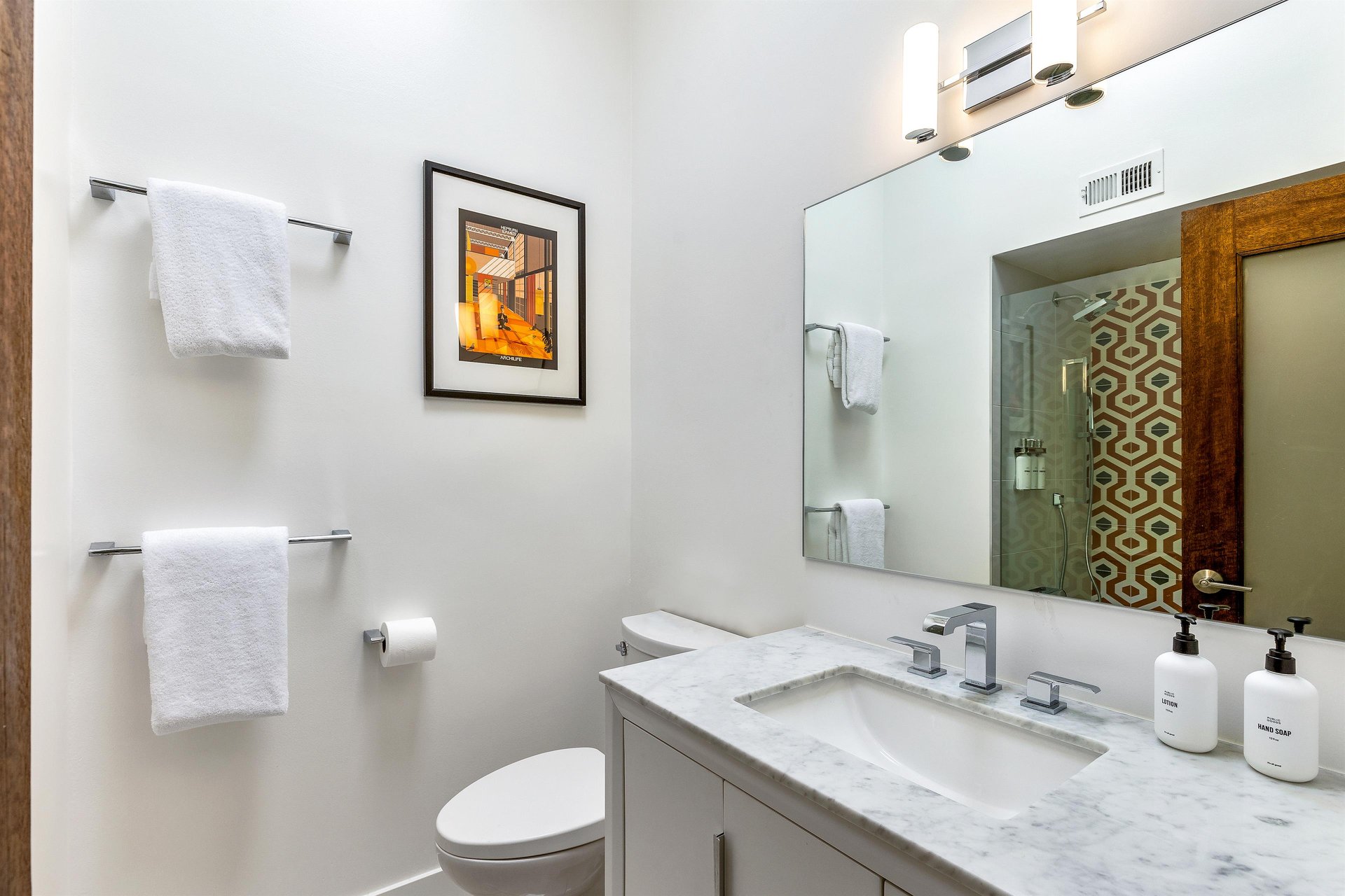 Sparkling guest bath