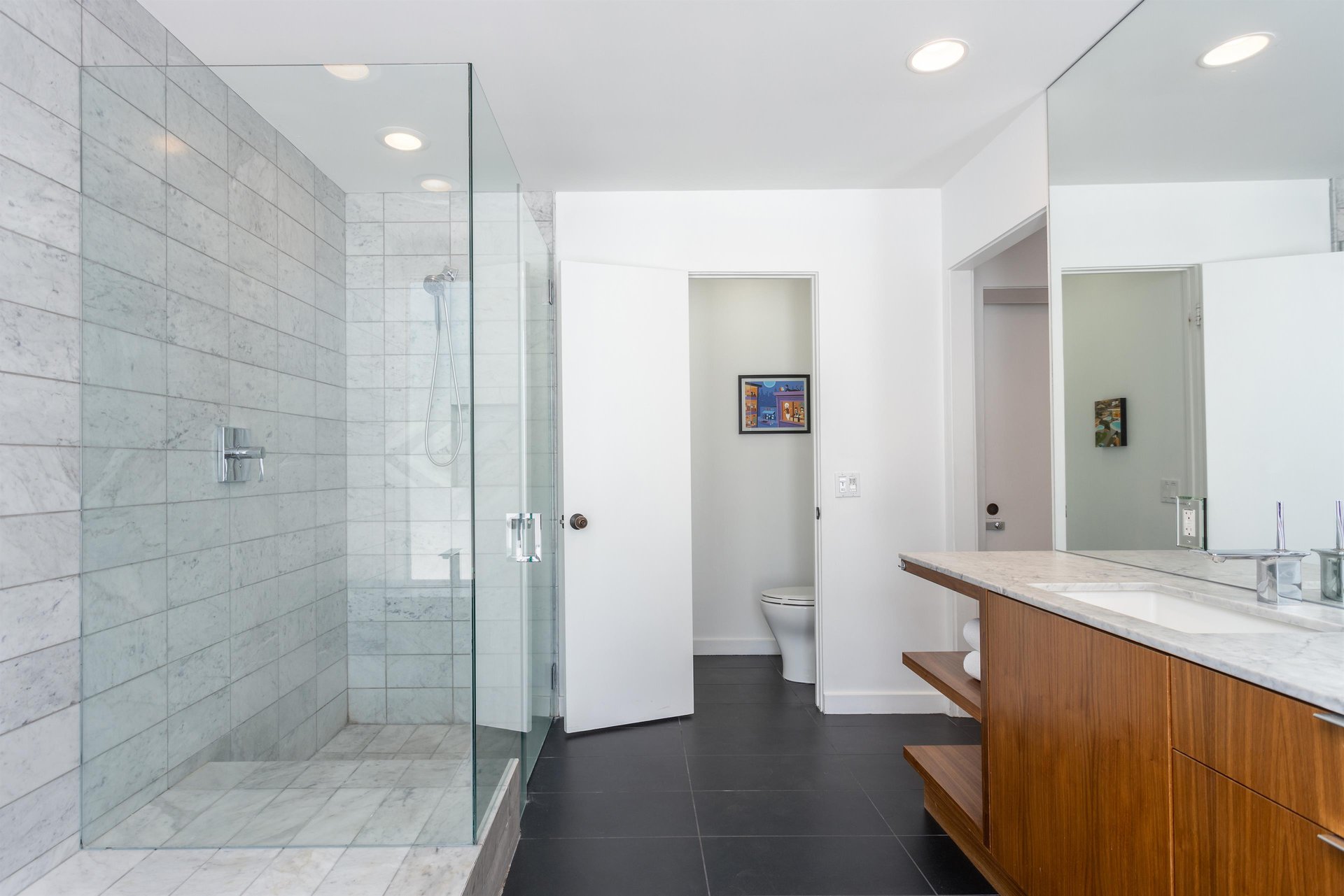 Pamper yourself in the luxurious bathroom