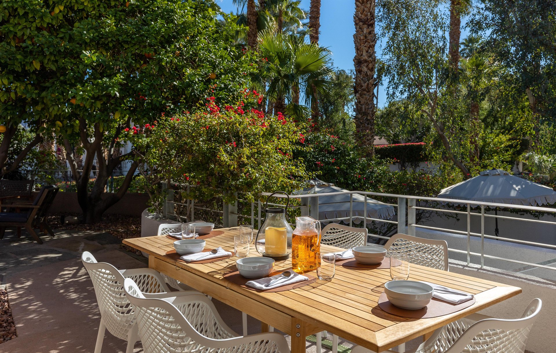 Al fresco dining for six