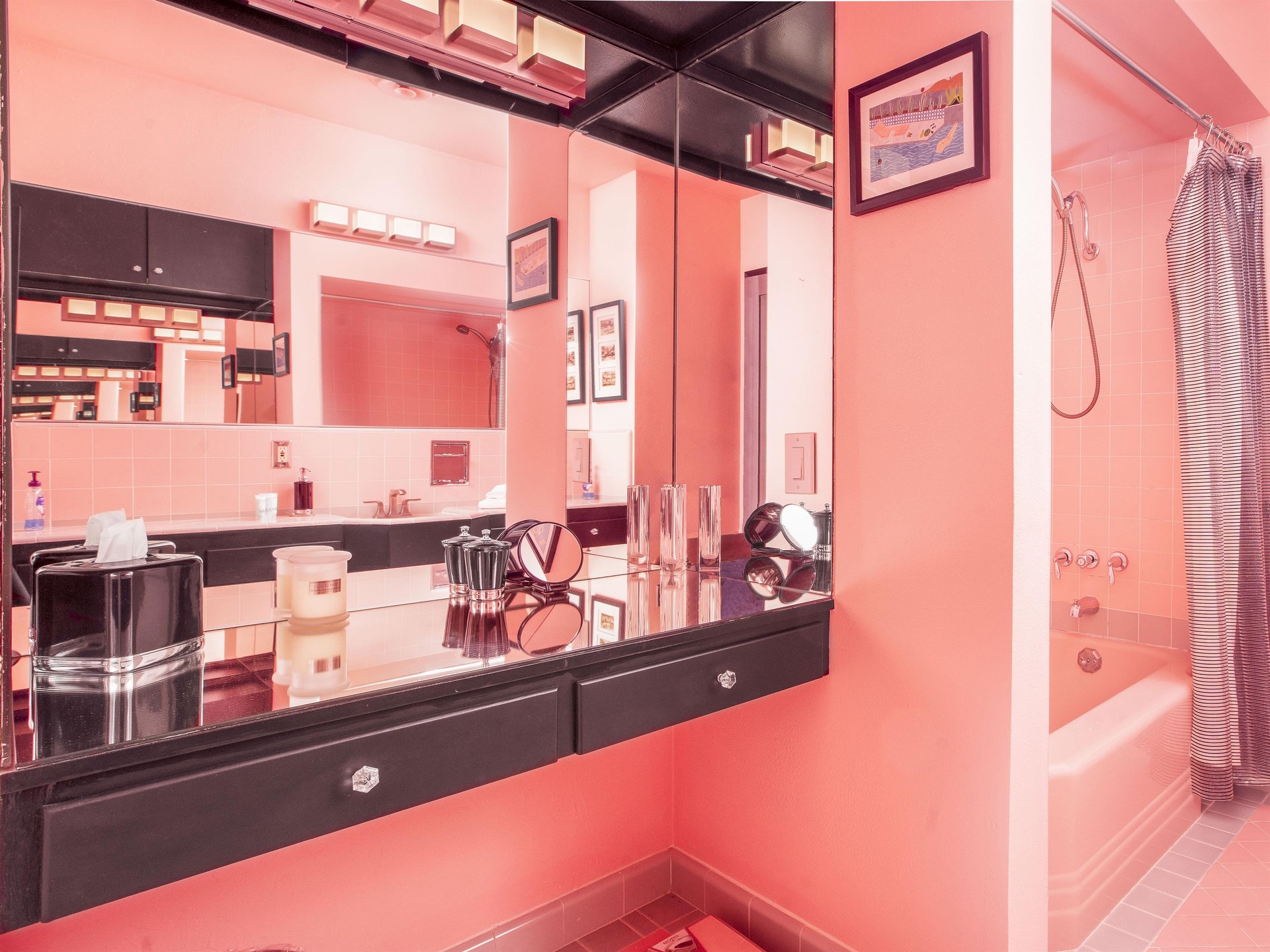 Pamper yourself in the luxurious bathroom