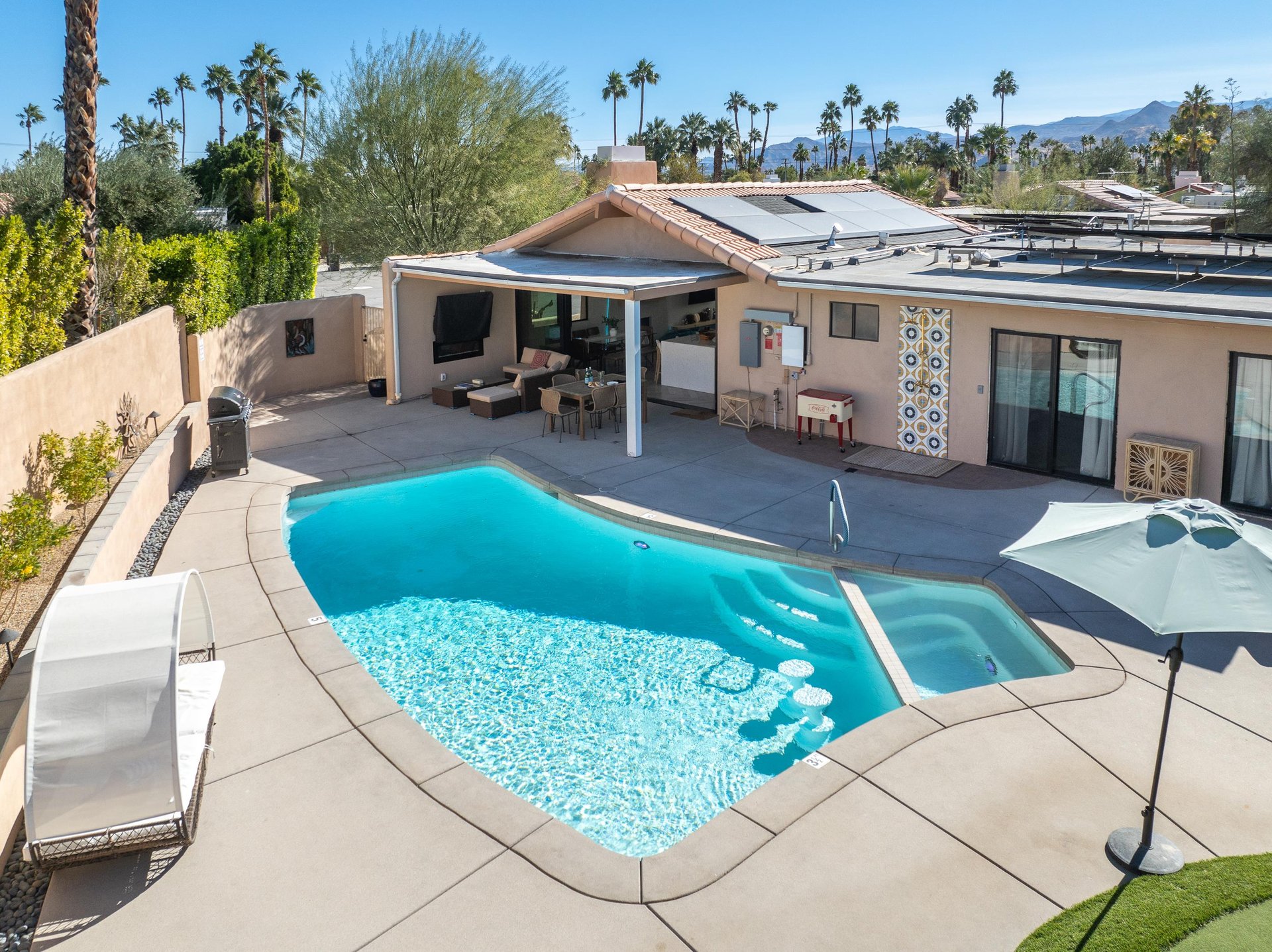 Maison Du Soleils pool