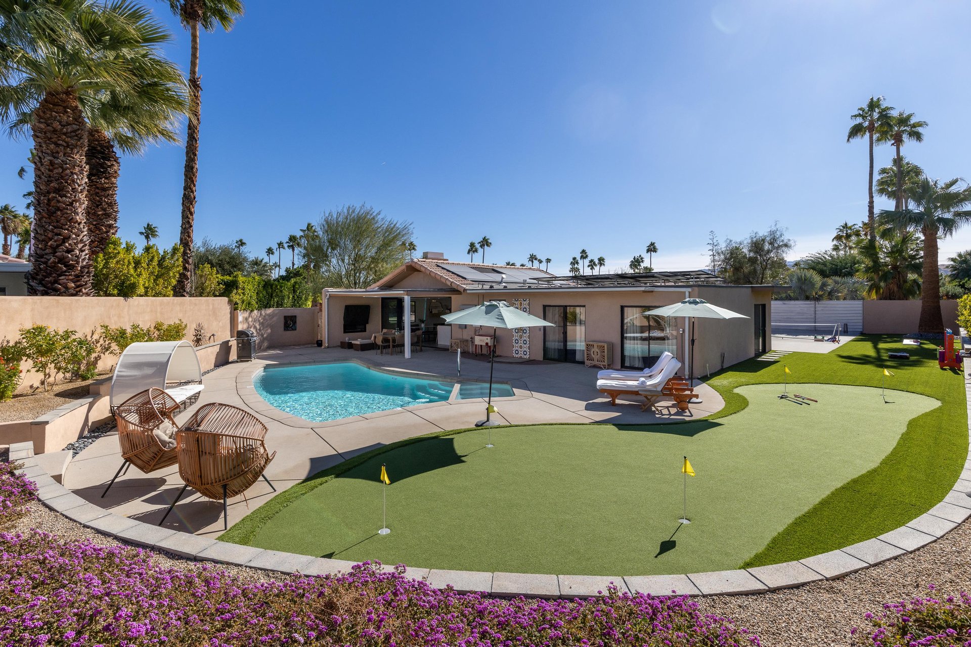 Any golf enthusiasts that love to practice their putt