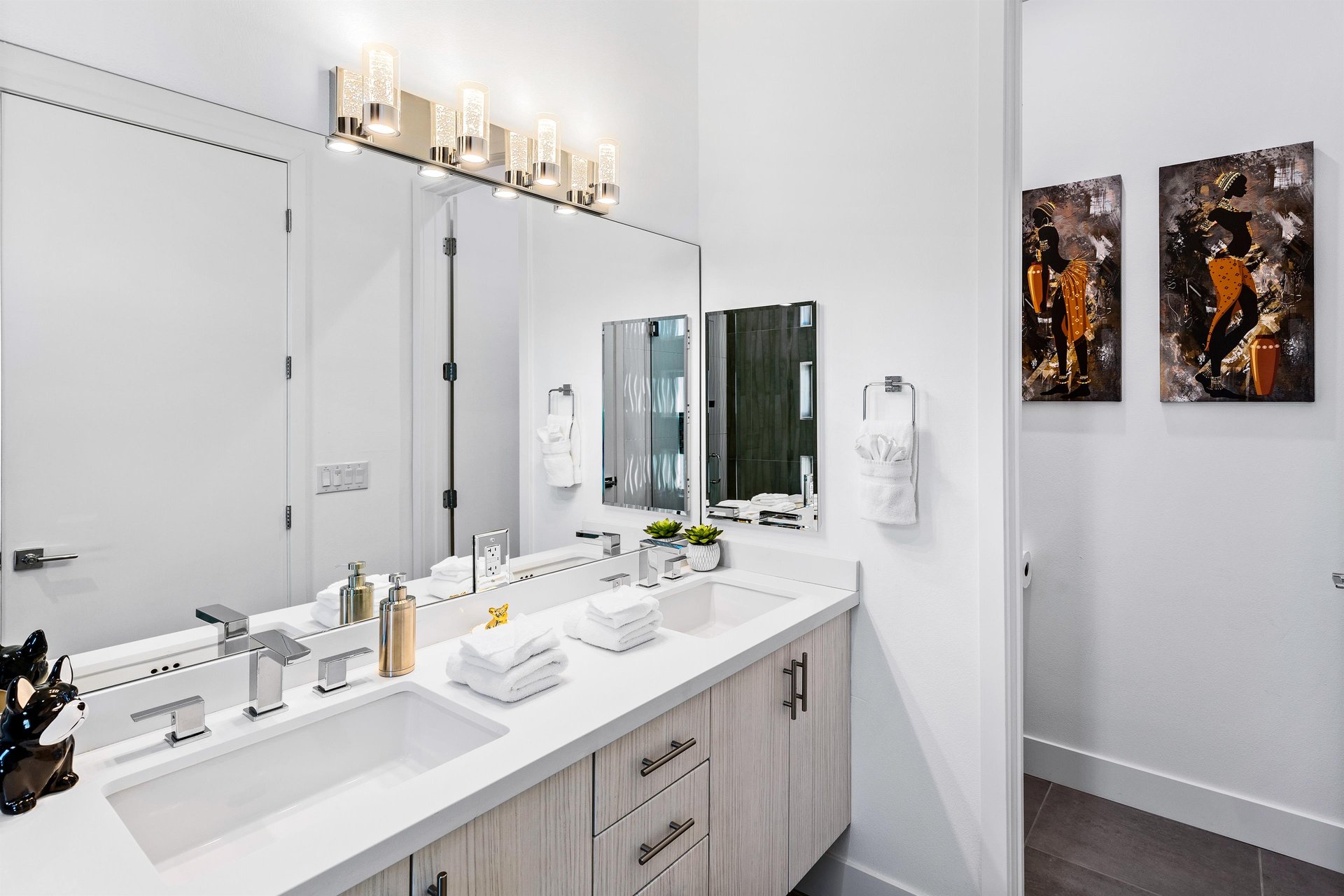 Dual vanity guest bath