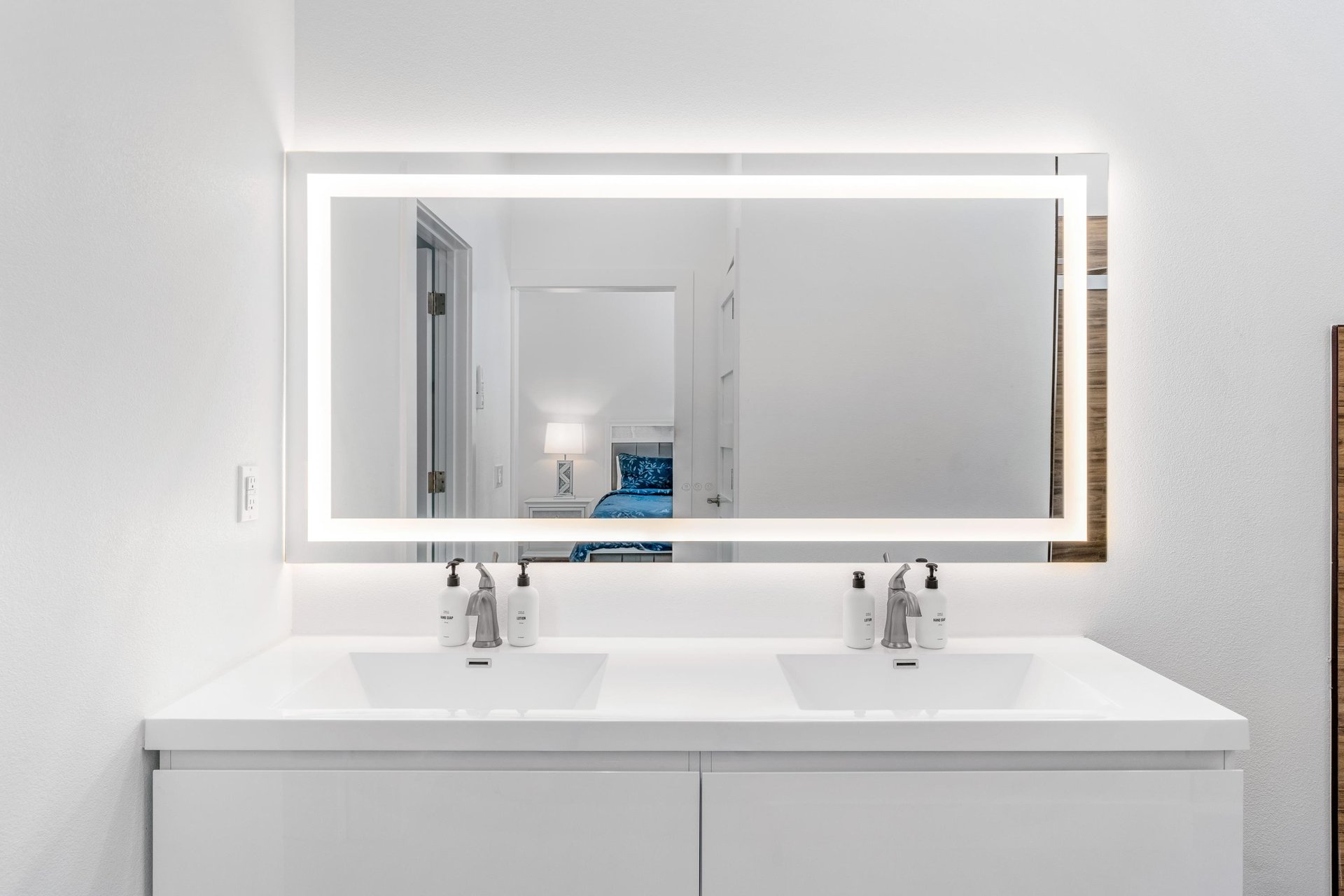 Primary bedroom en suite bath