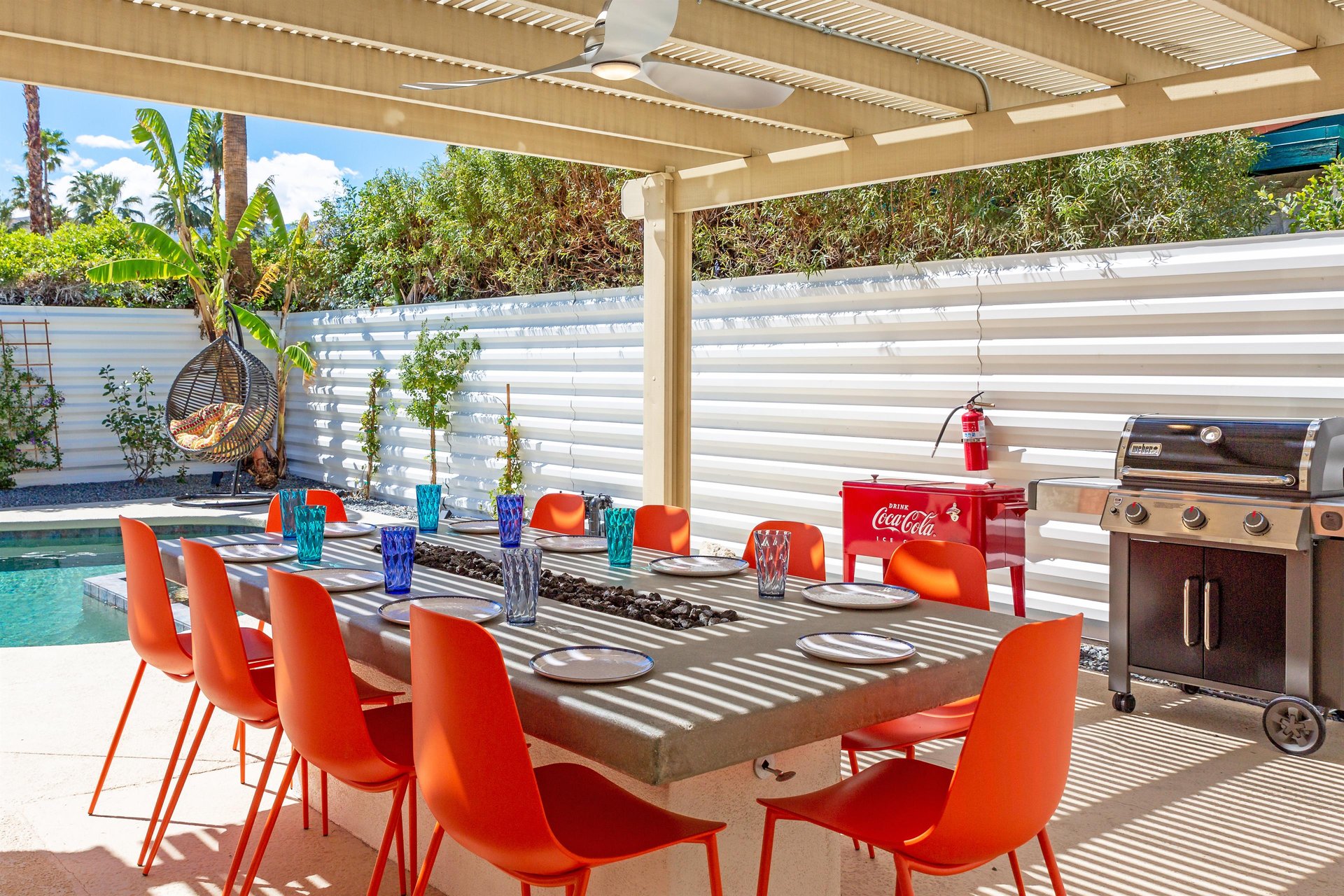 Alfesco dining by the pool