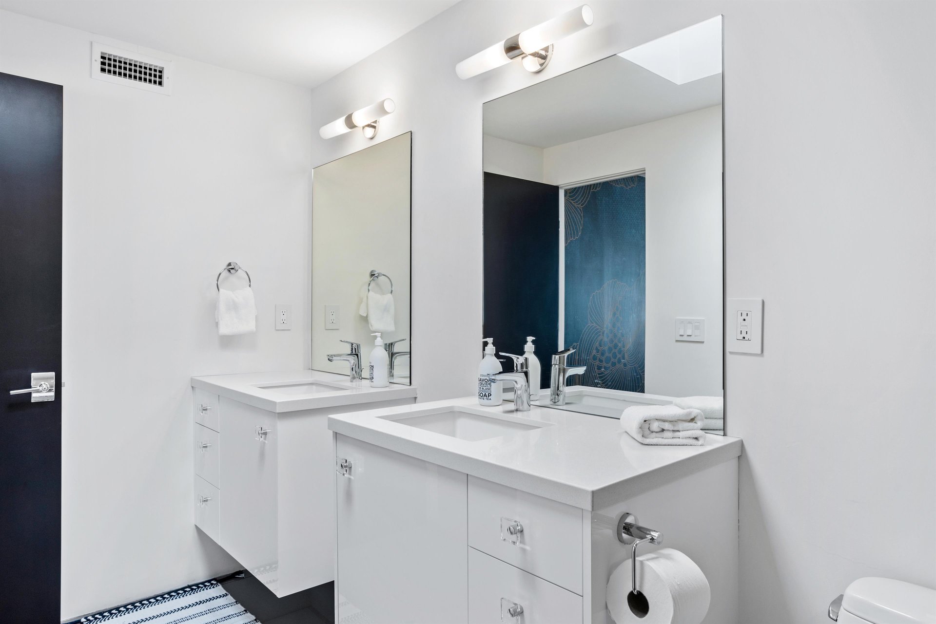 Ensuite bath with two vanities