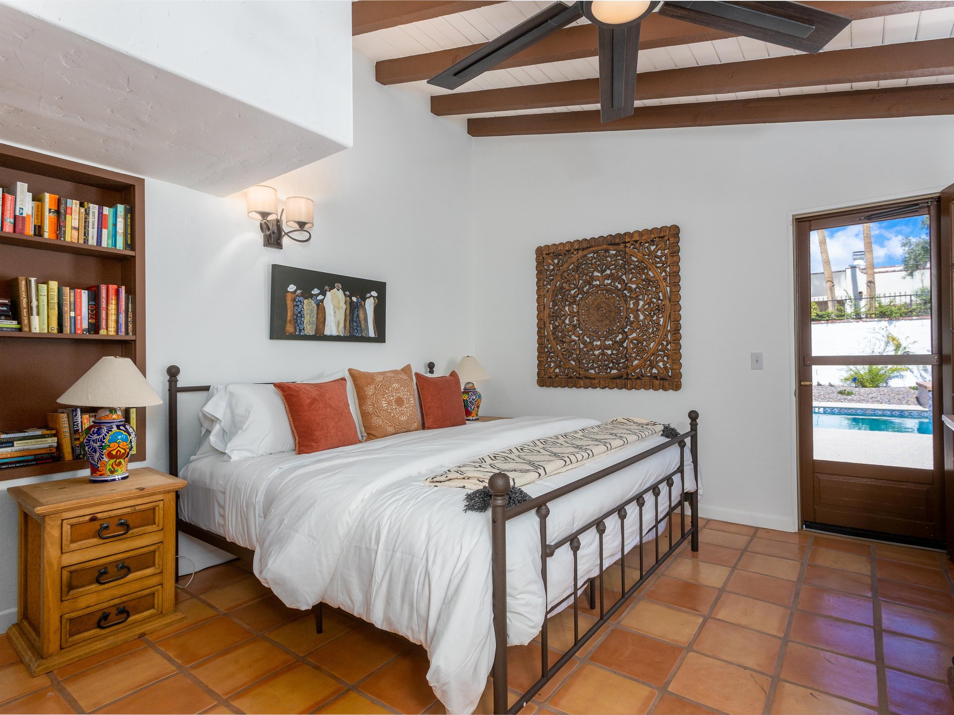 Guest bedroom with direct access to pooyard