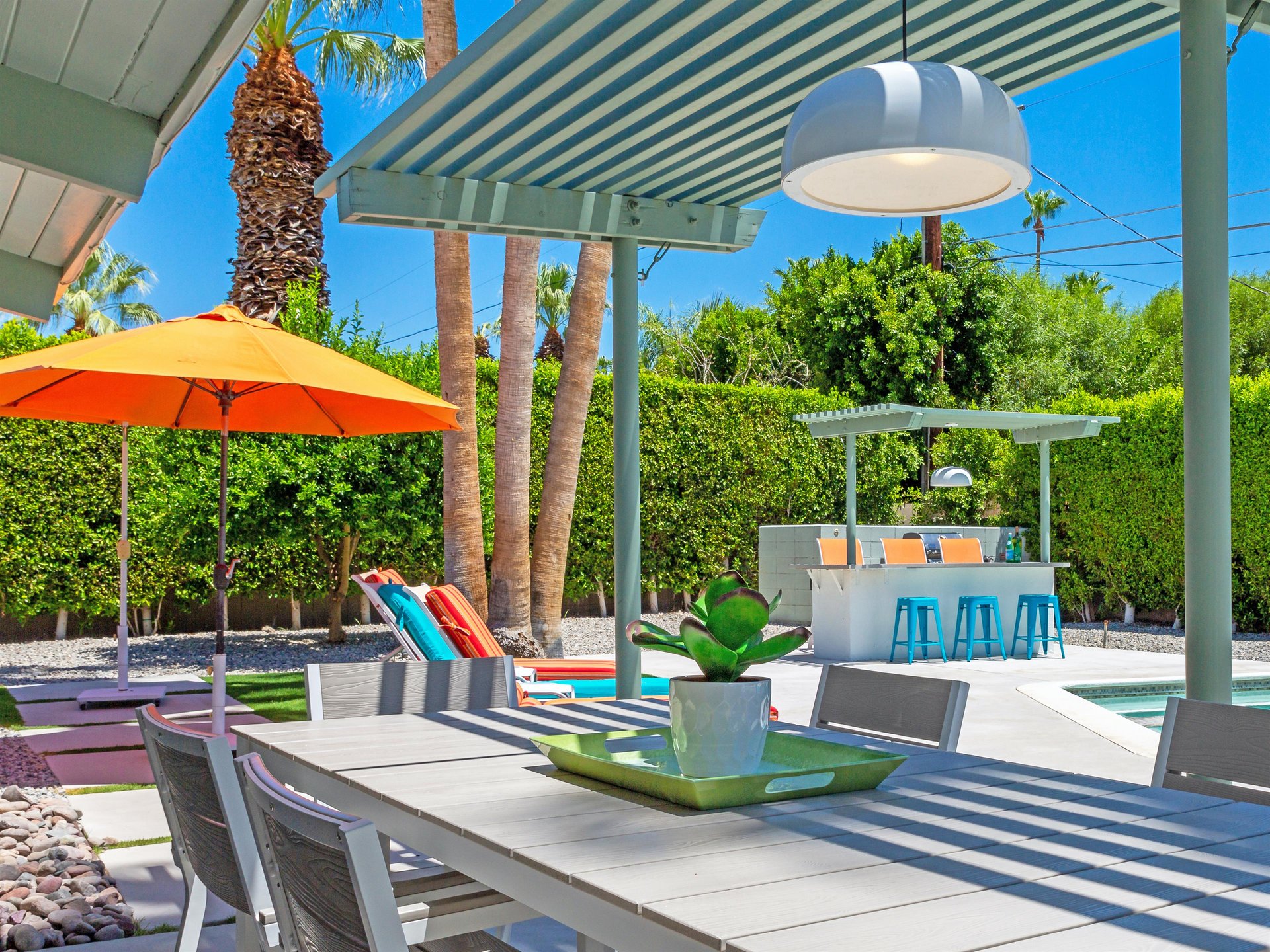 Al fresco dining by the pool