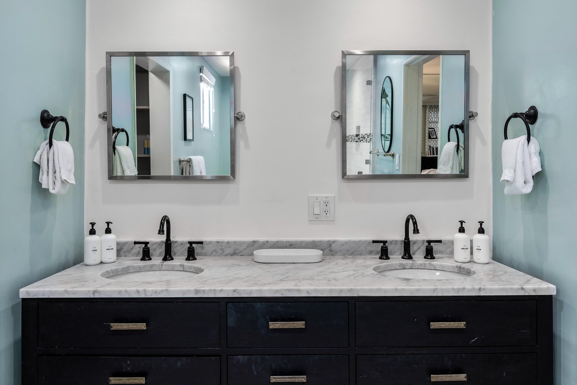 Dual sink guest vanity