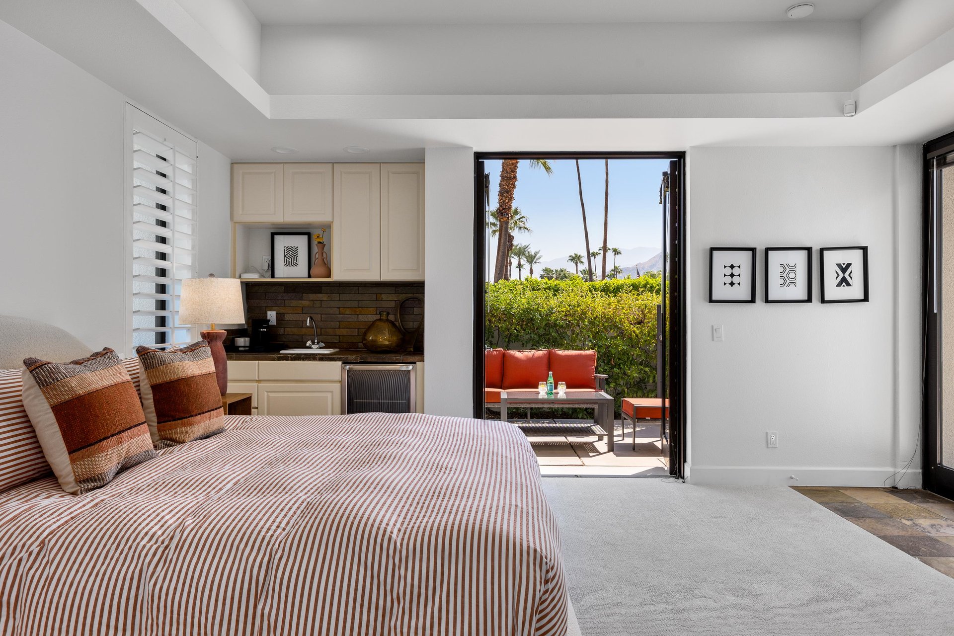 Private guest bedroom