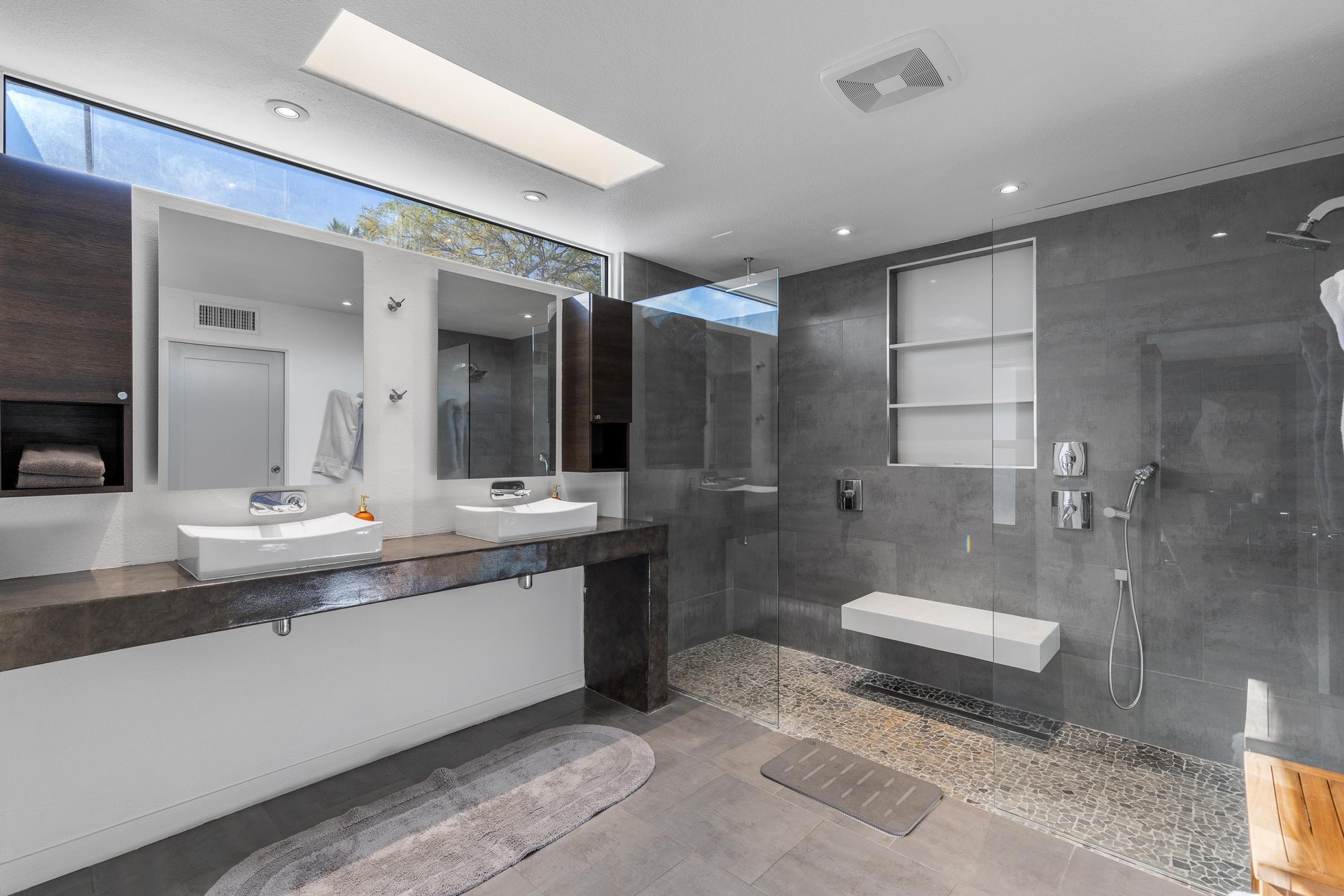 Primary en suite bathroom