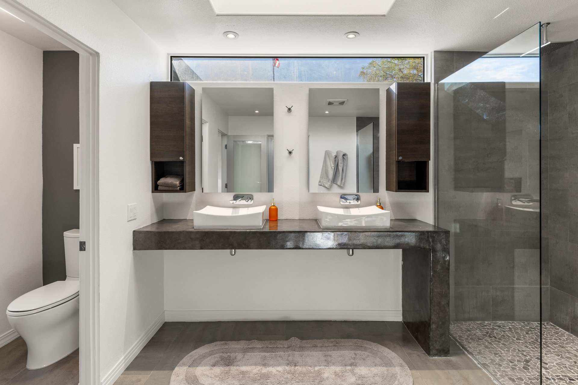 Dual vanities in the primary en suite bath