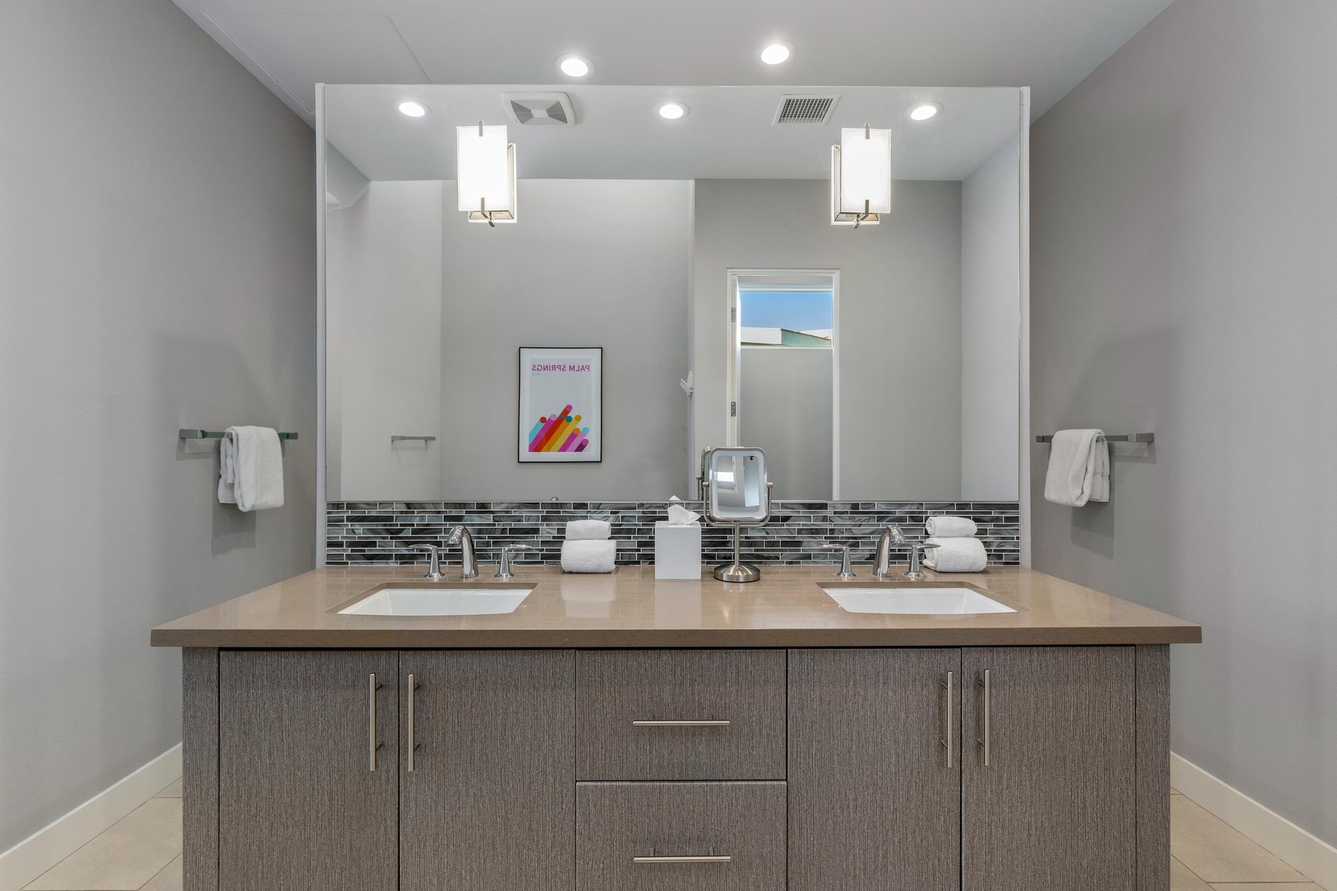 Primary bath with dual sinks