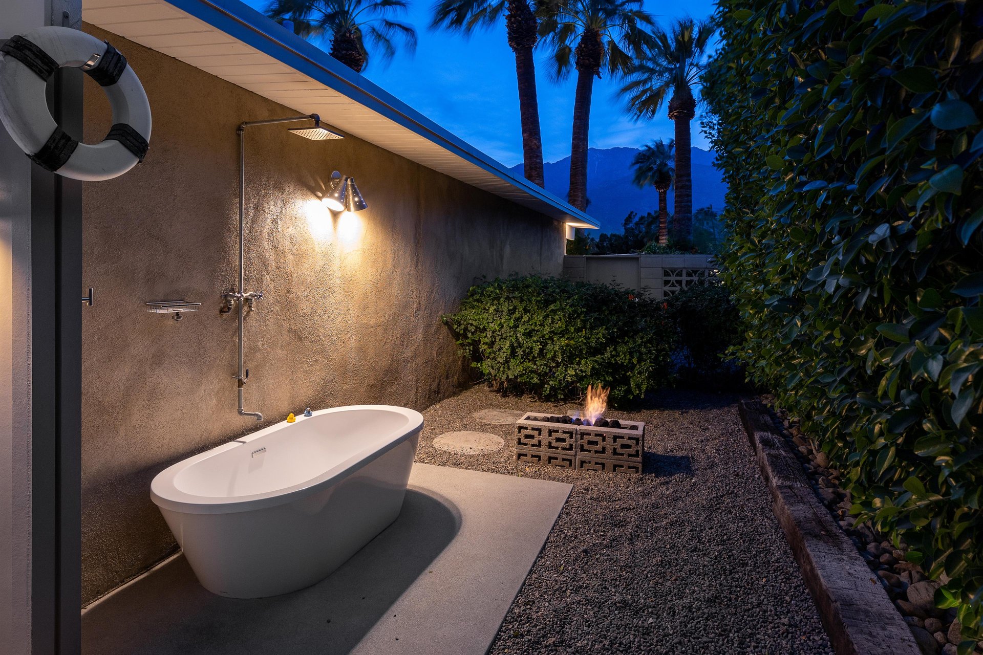 Outdoor bathtub