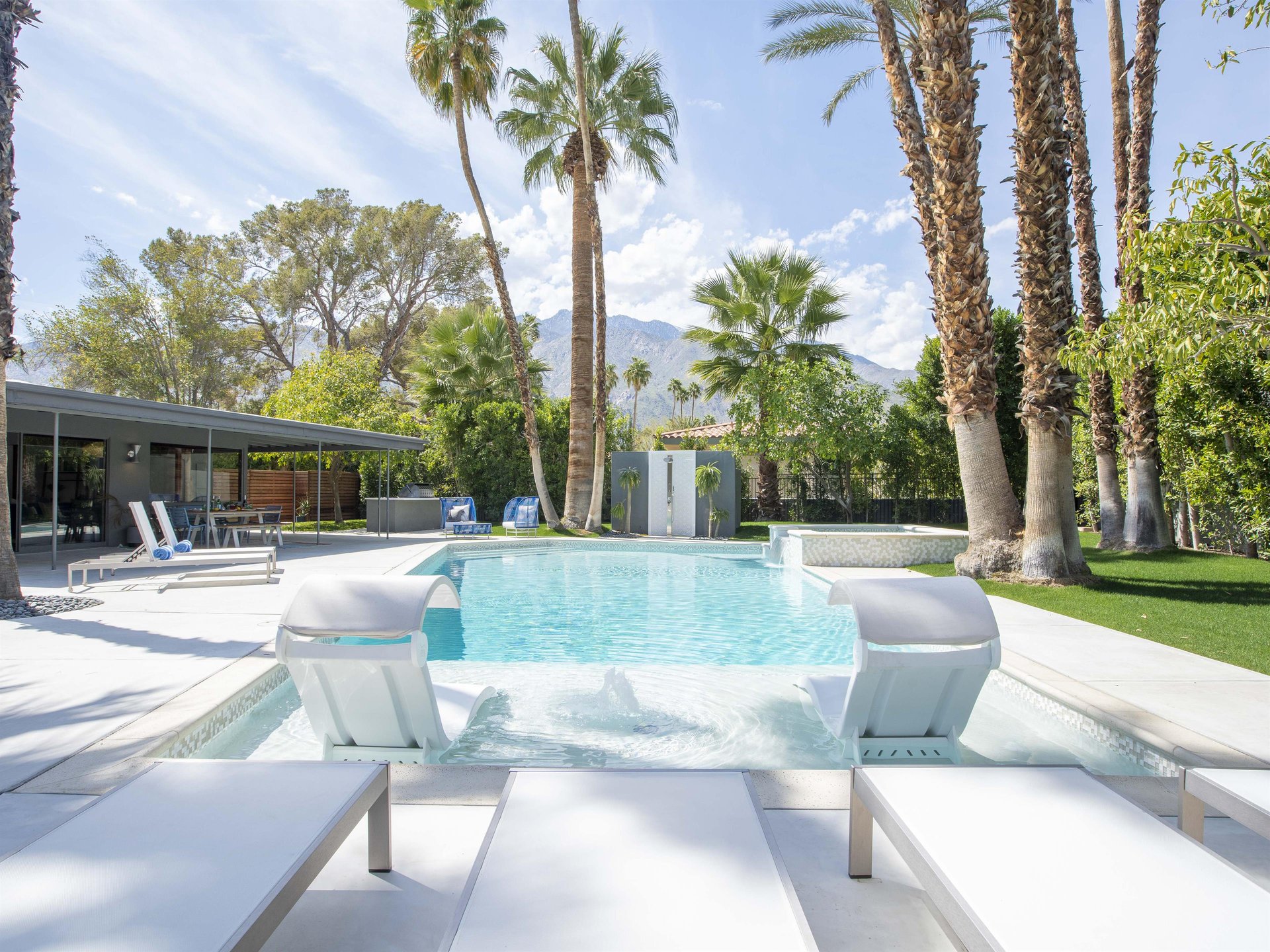 Relax on the tanning shelf