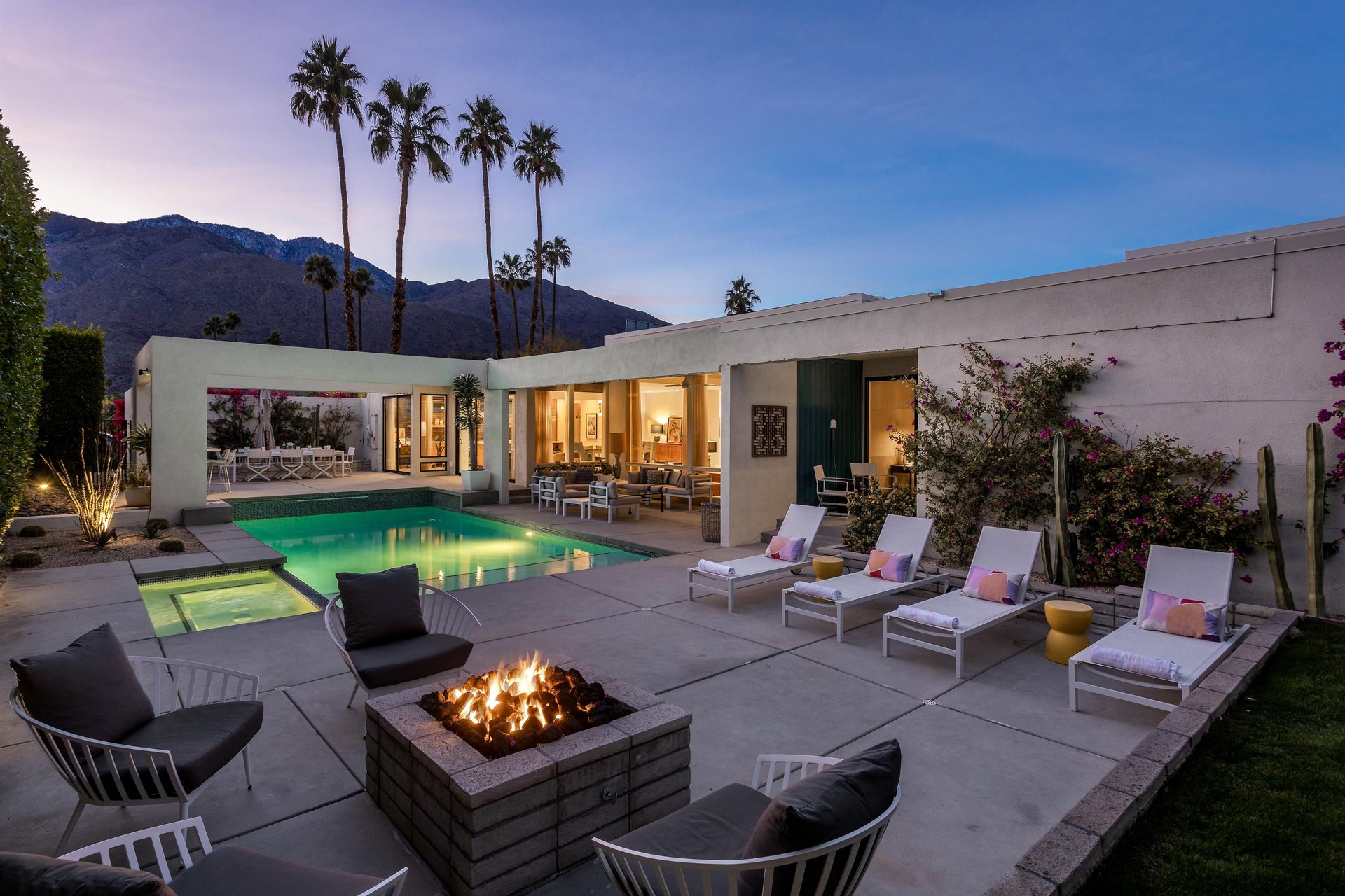 Cozy outdoor fire pit lounge