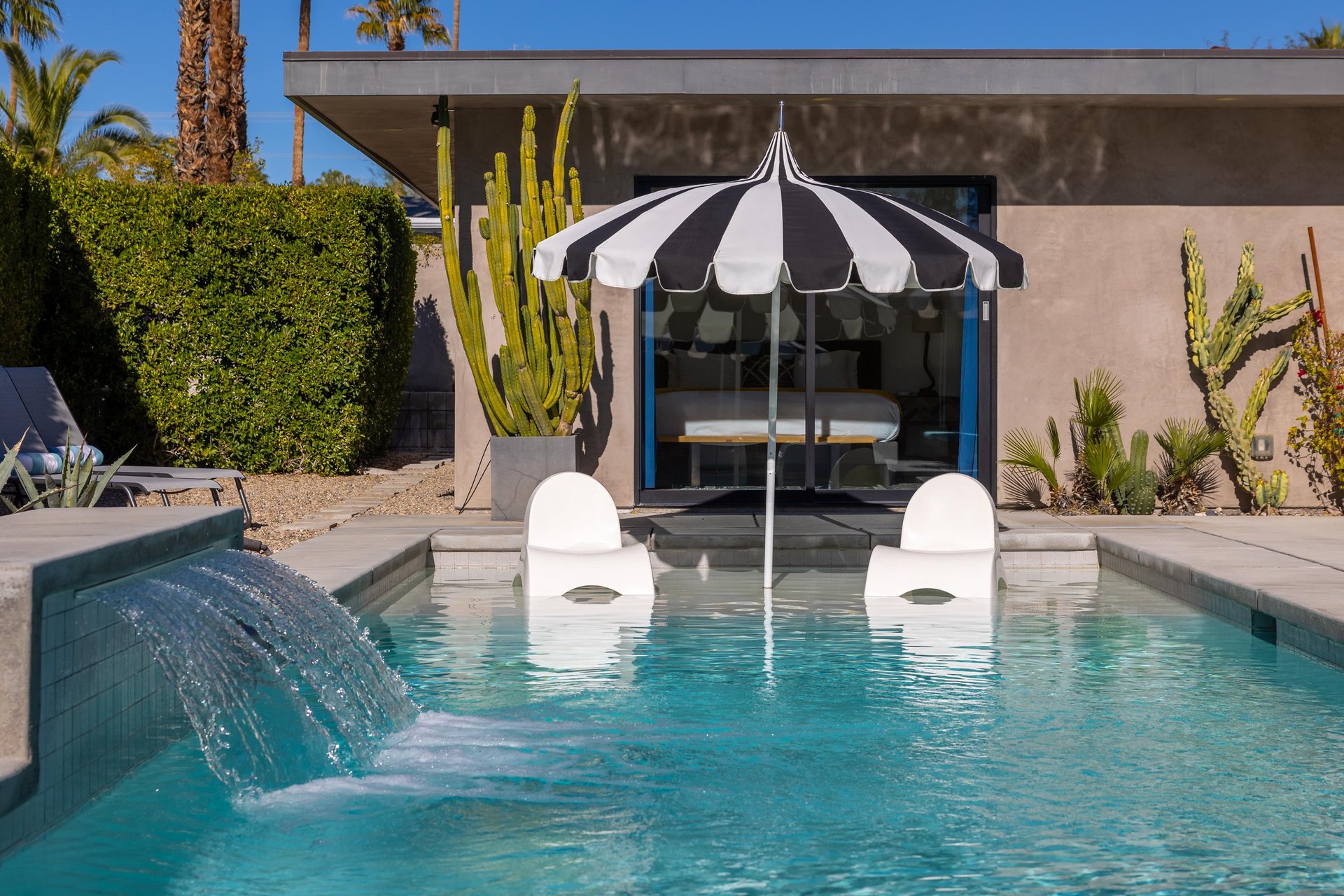 Playful inwater seating