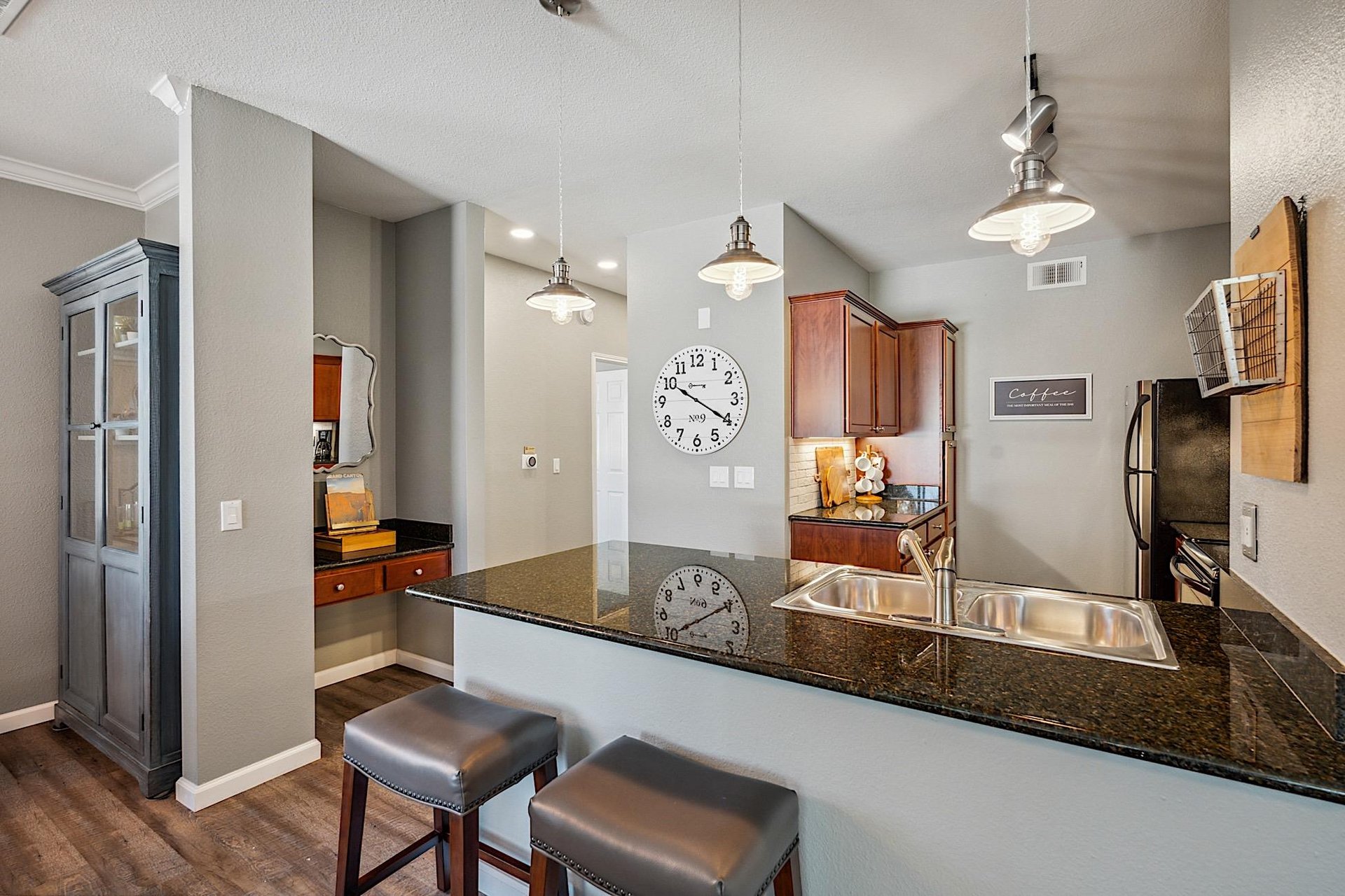 Great breakfast bar that seats 2