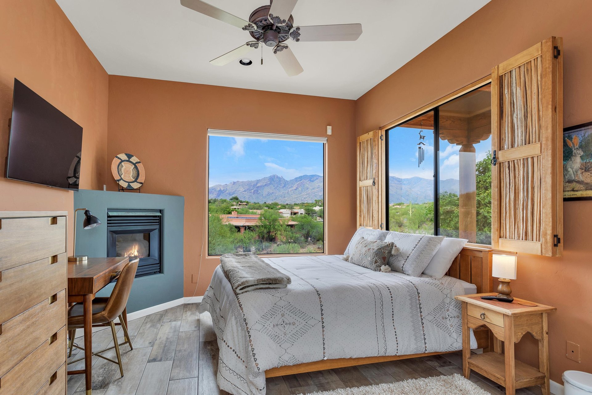 2nd guest bedroom with awesome mountain views