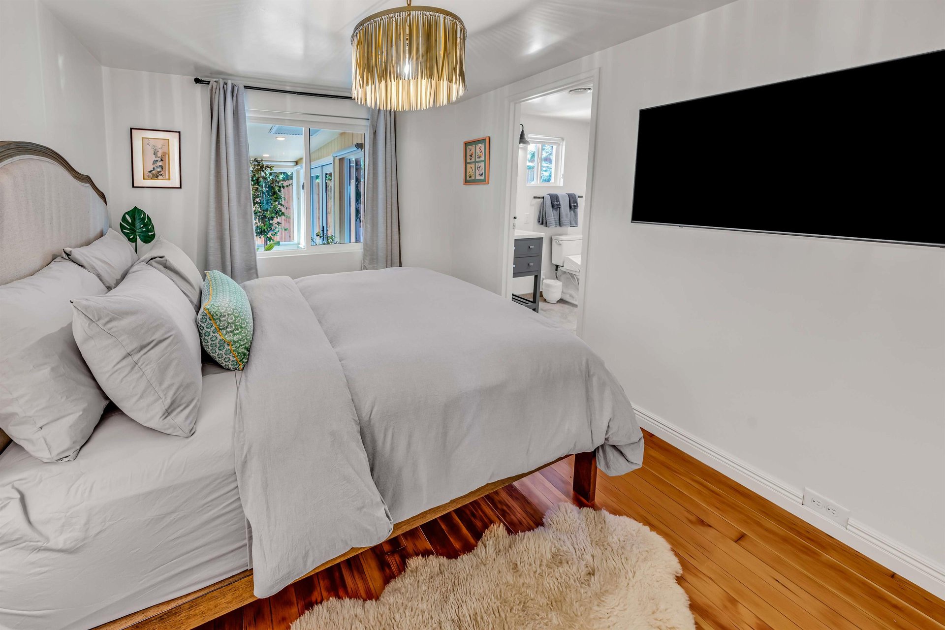 1st Master Suite With New Luxury Mattress