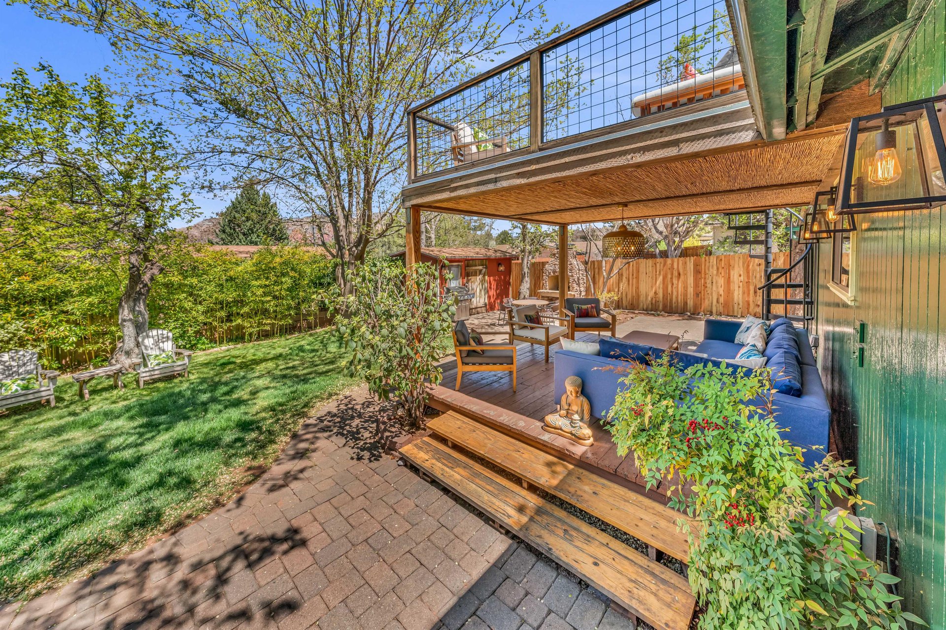 Outdoor Entertaining Is Perfect In This Backyard