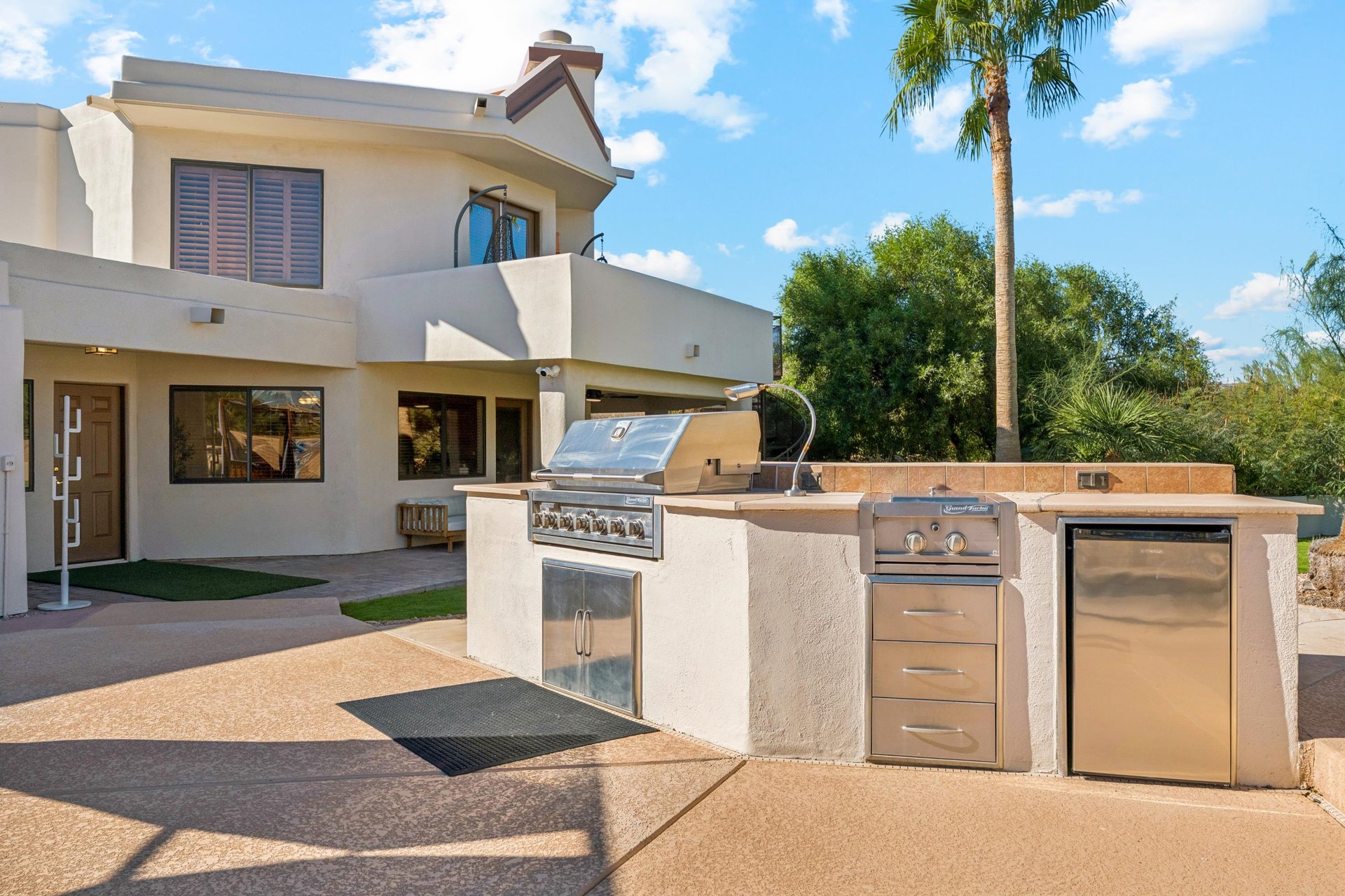 Builtin gas grill, single burner stove and fridge for those outdoor cookouts.