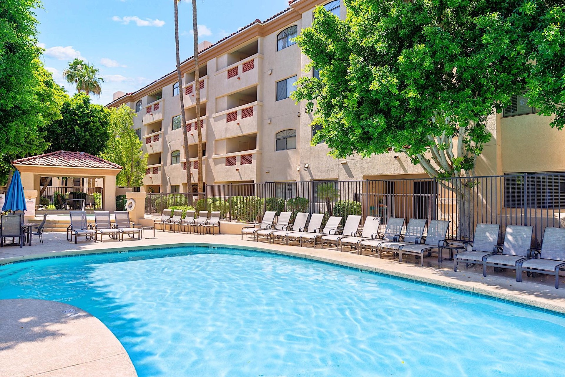 Heated community pool  spa, w sun loungers