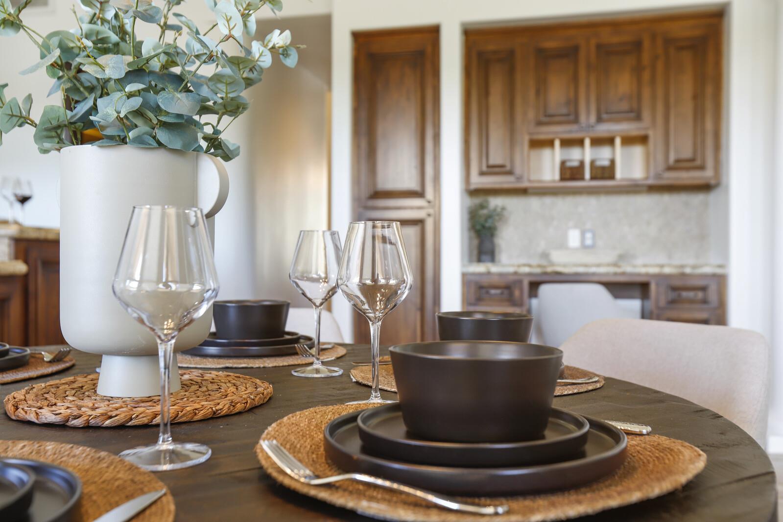 Breakfast table seats 6