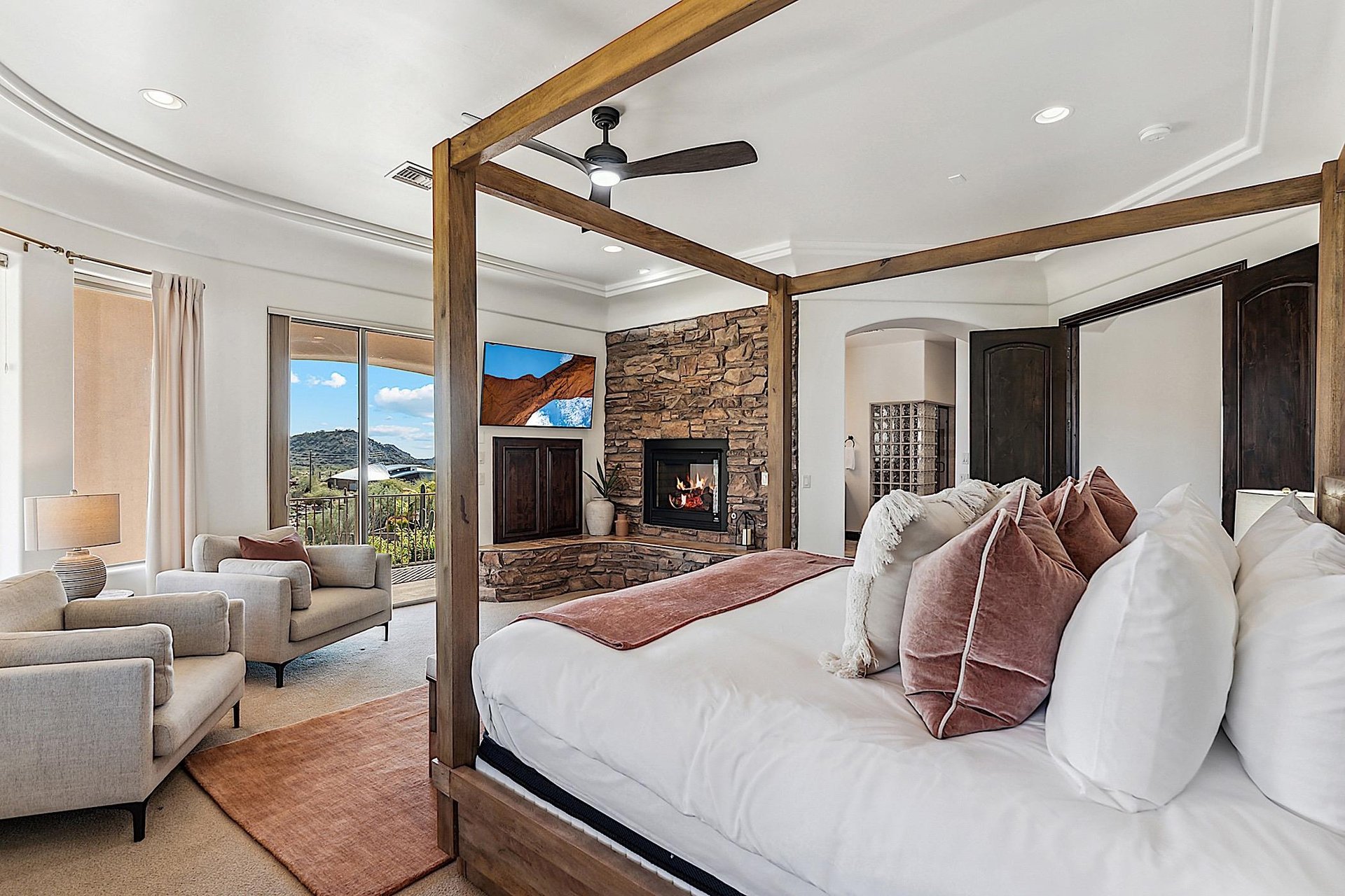 Master Suite   King sized bed