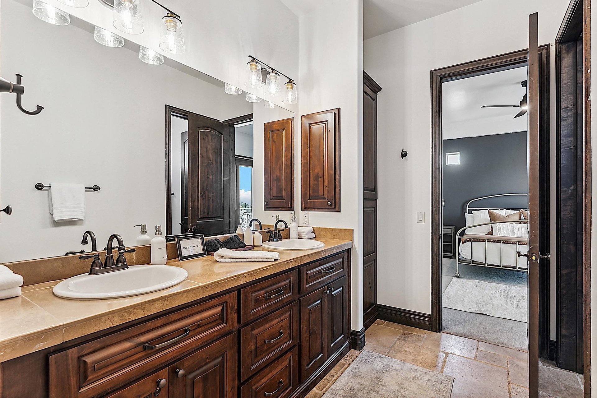 Shared bathroom between 3rd and 4th bedrooms