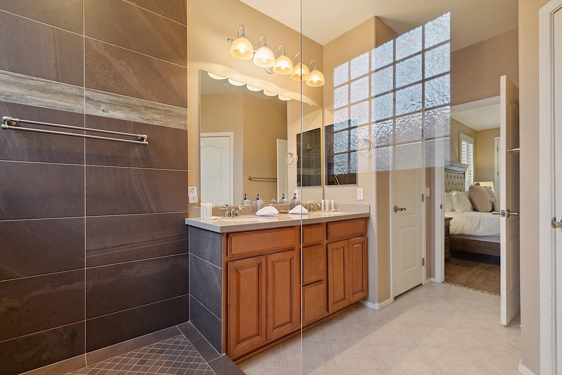 Master bathroom  Walkin shower