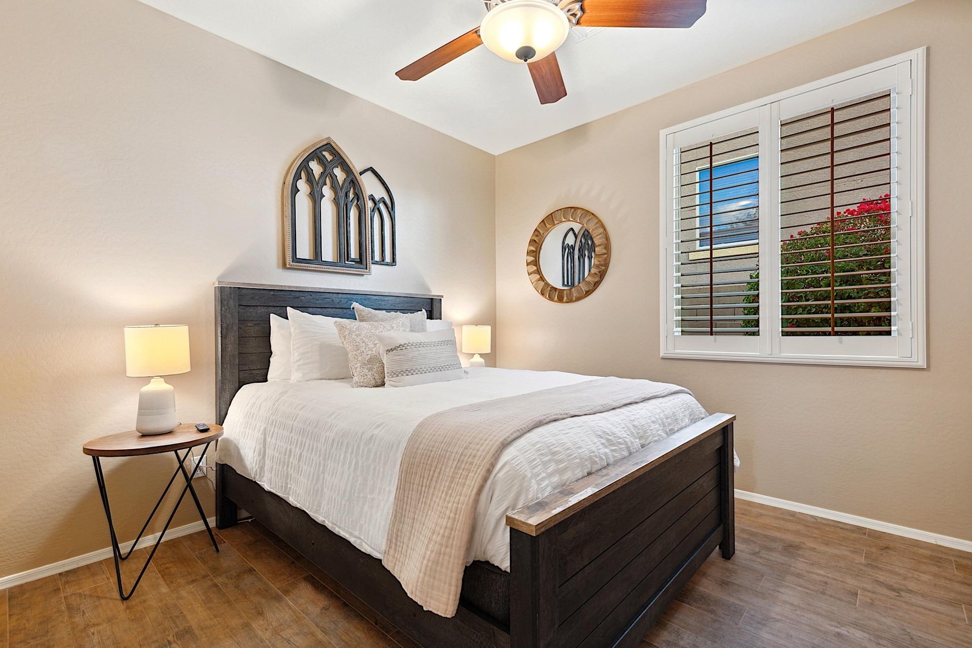 Second bedroom  Queensized bed w 40 Smart TV