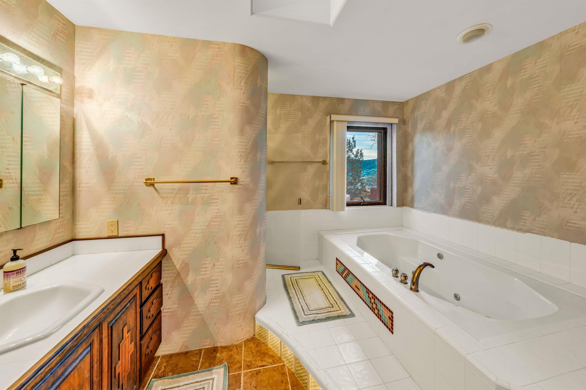 Master En Suite With Jetted Tub And Shower