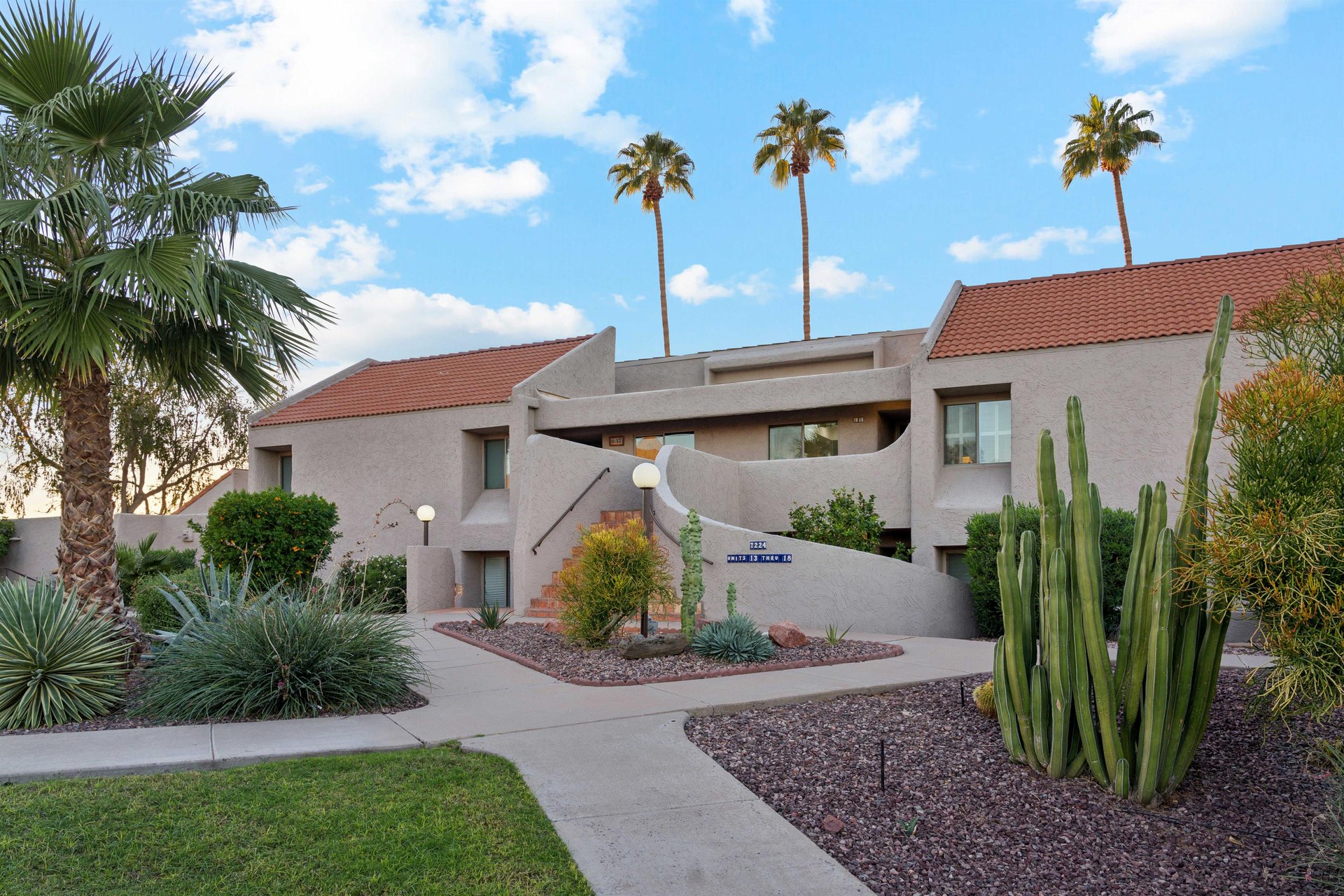 Camello Vista is a gorgeous community with lots of greenery